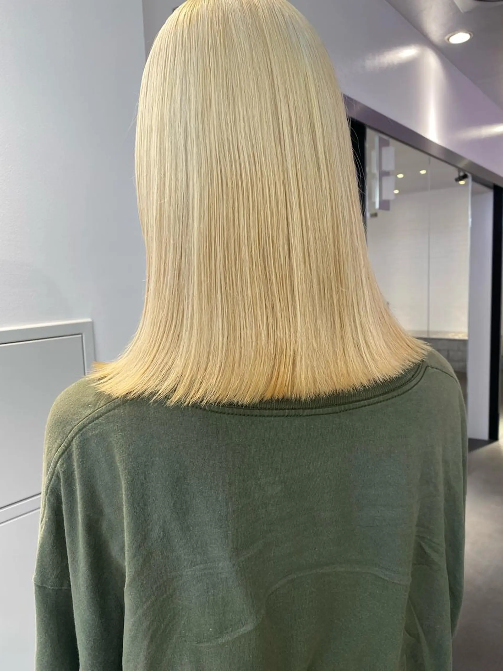 ミディアム カラー マツエク・マツパ ベージュカラー 抜きっぱなしブロンド ホワイトベージュ カット ヘアカラー 🎨ハイトーン/ 切りっぱなし みつきのヘアスタイル