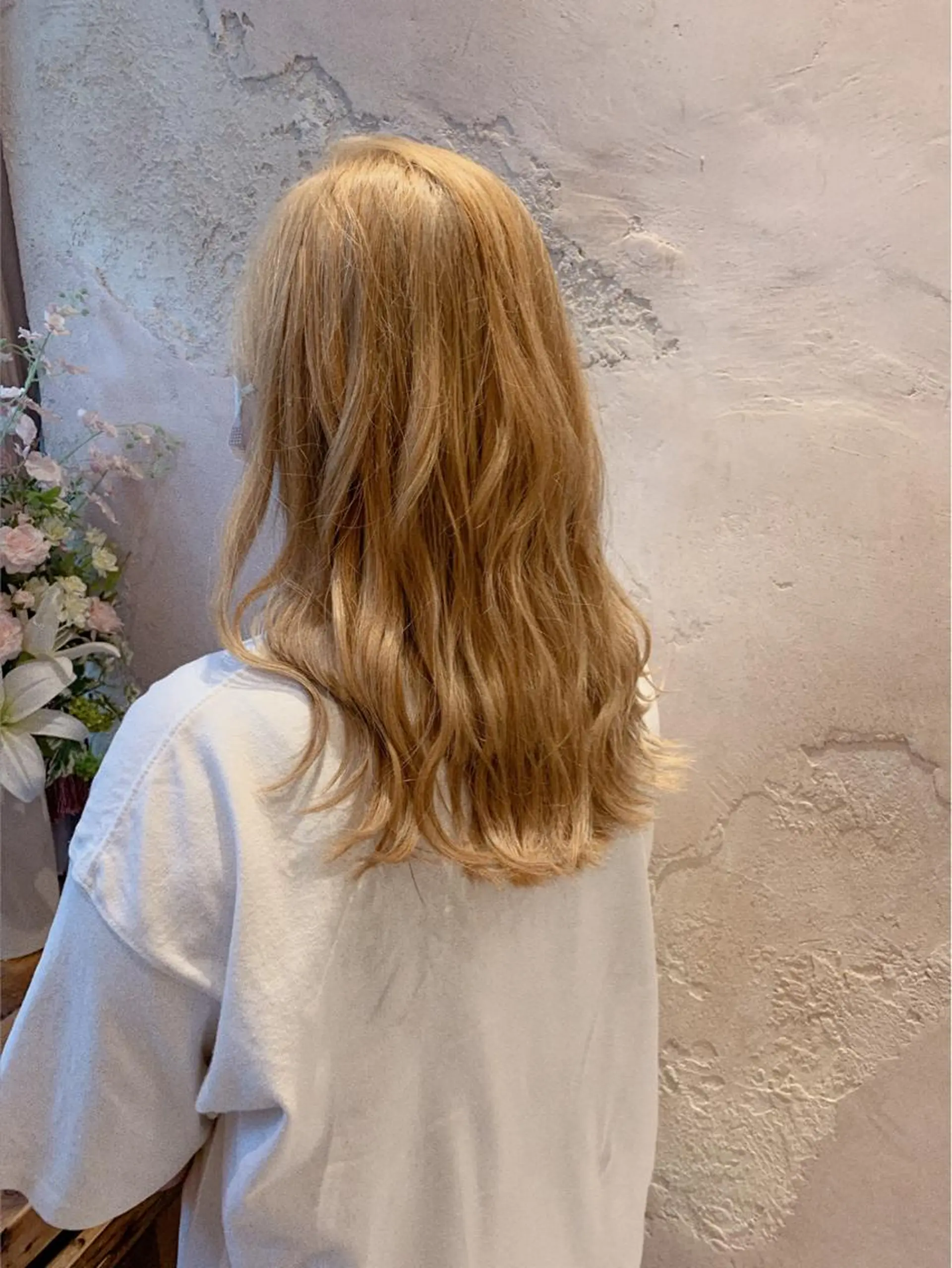 セミロング カラー ブリーチ ブロンド ホワイトブロンド 川井麻由🎀アイドル 量産🎀ピンクカラーのヘアスタイル