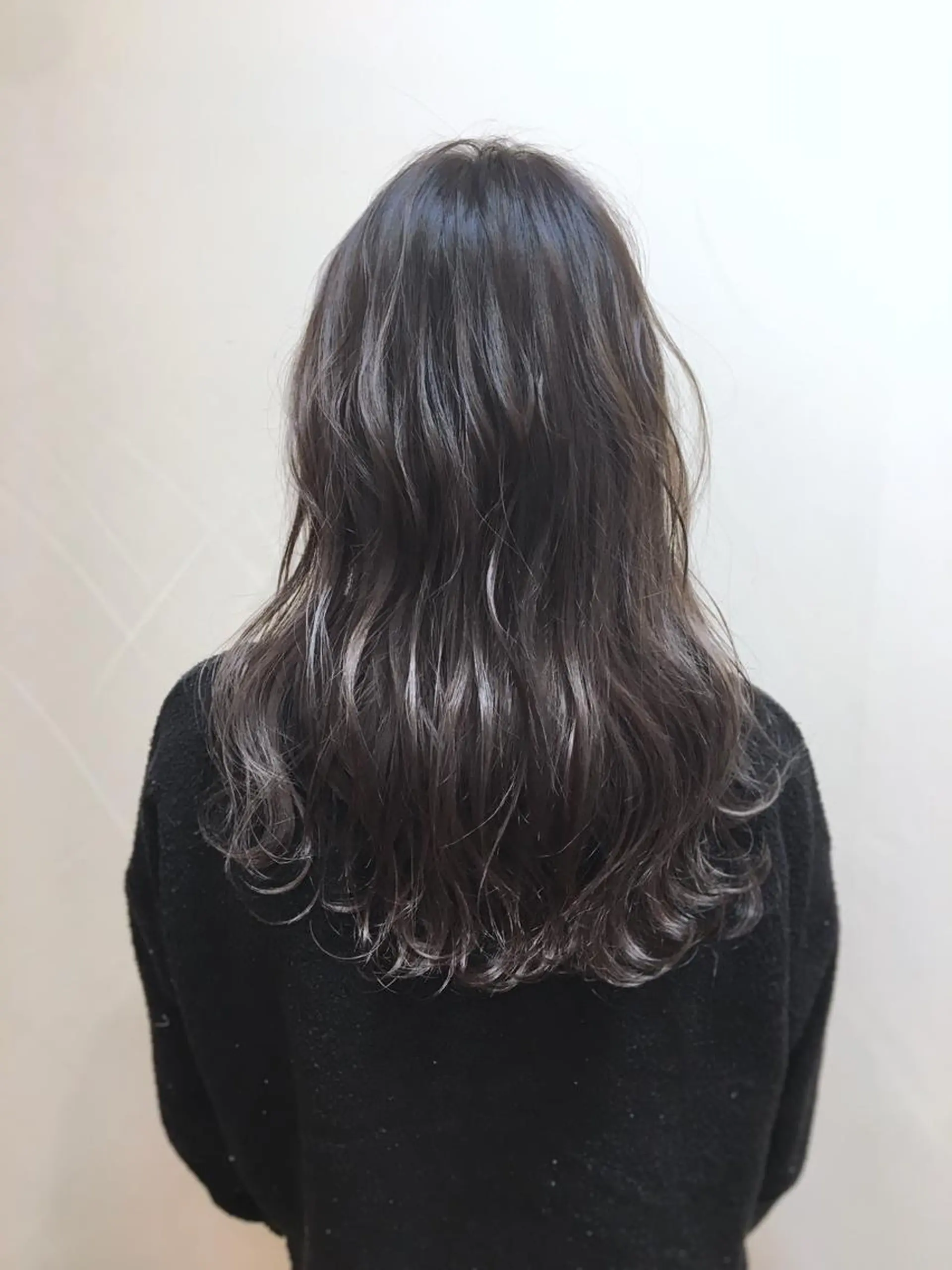 セミロング カラー グレージュ ハイライトカラー シルバー シルバーグレージュ ハイライト ケアブリーチ 坪井佑樹のヘアスタイル