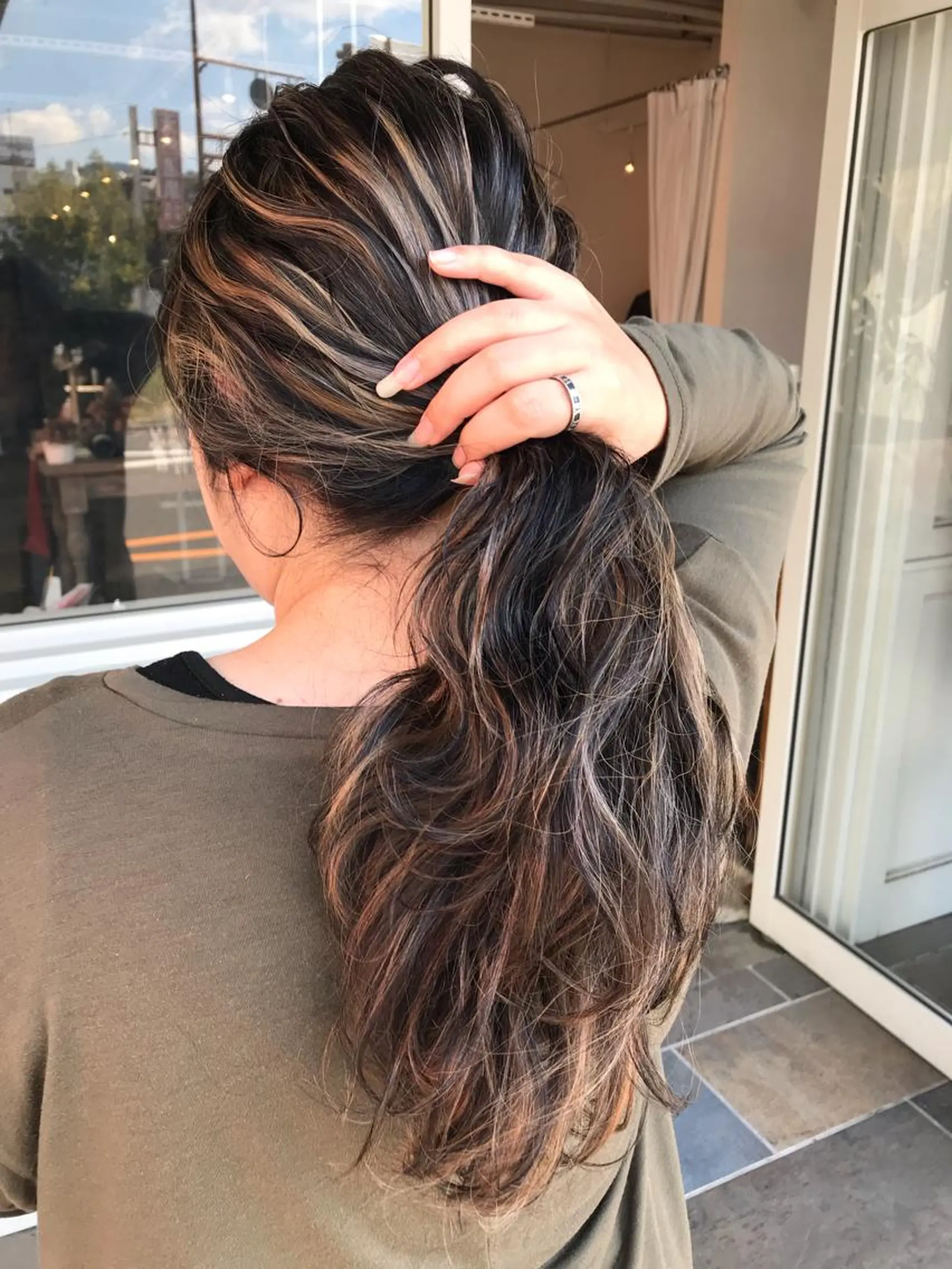 ロング カラー ヘアアレンジ お団子ヘア 切りっぱなしボブ バレイヤージュ ブリーチ デザインカラー Mariana/ 鶴原-ハイライトのヘアスタイル