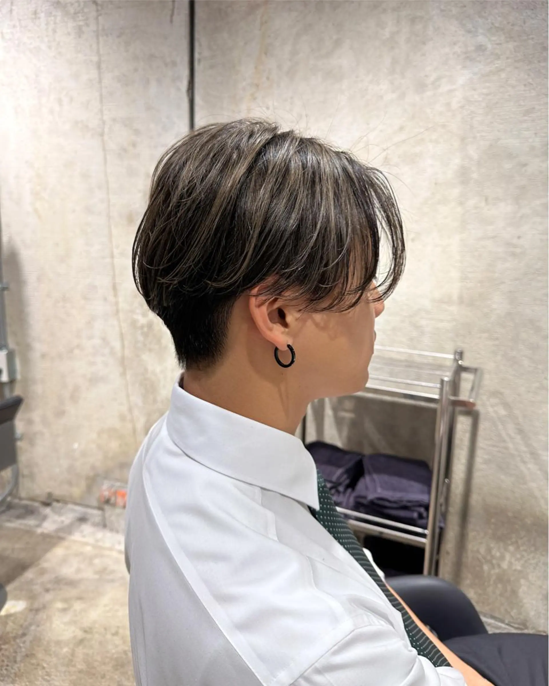 ショート カラー メンズ メンズブリーチ メンズハイライト メンズメッシュ ブリーチ ケアブリーチ ヘアカラー hina／似合わせ color／髪質改善のヘアスタイル