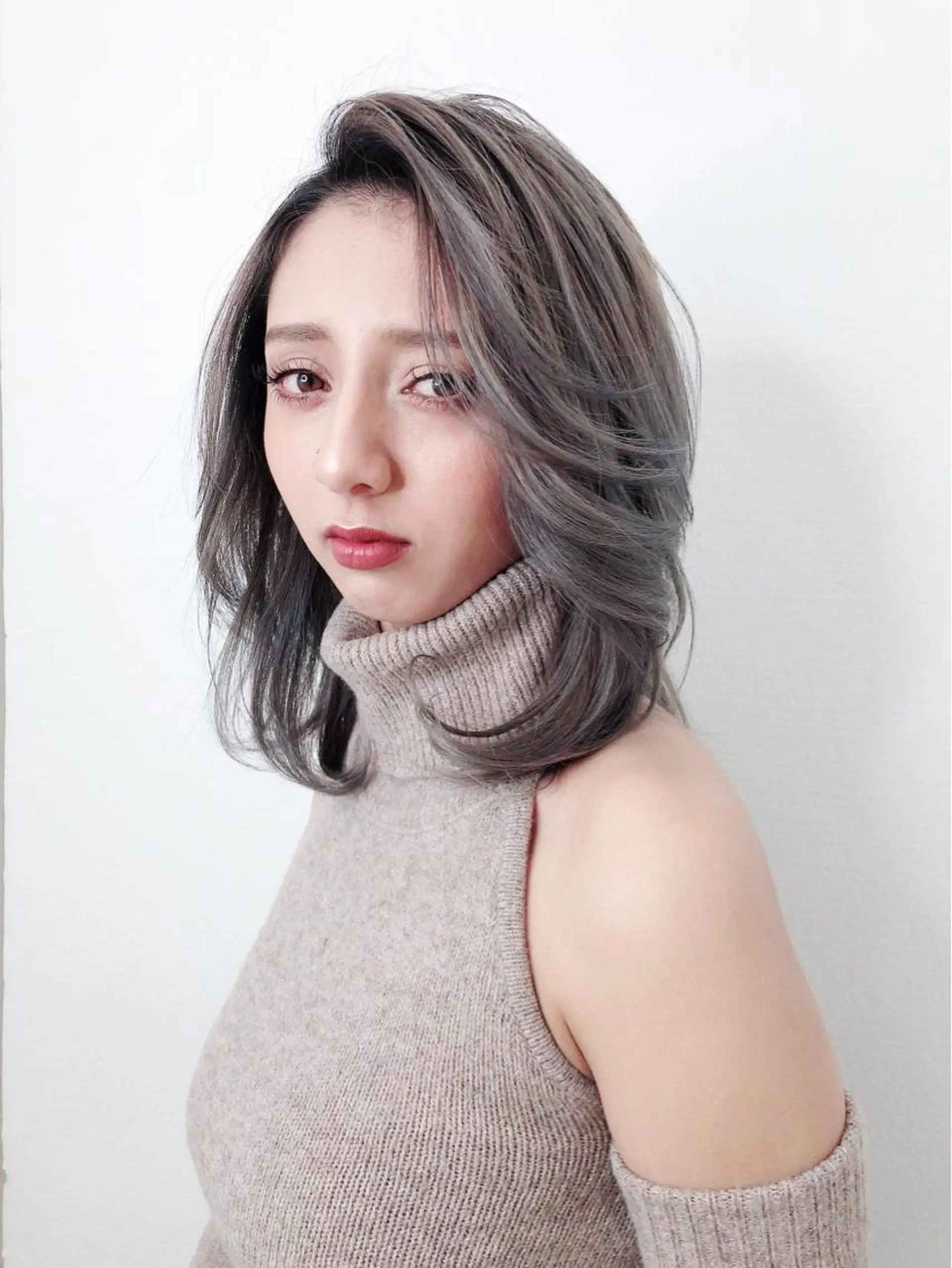 セミロング カラー バレイヤージュ ブリーチ グレージュ レイヤーカット ヘアカラー 門田 恭弥のヘアスタイル