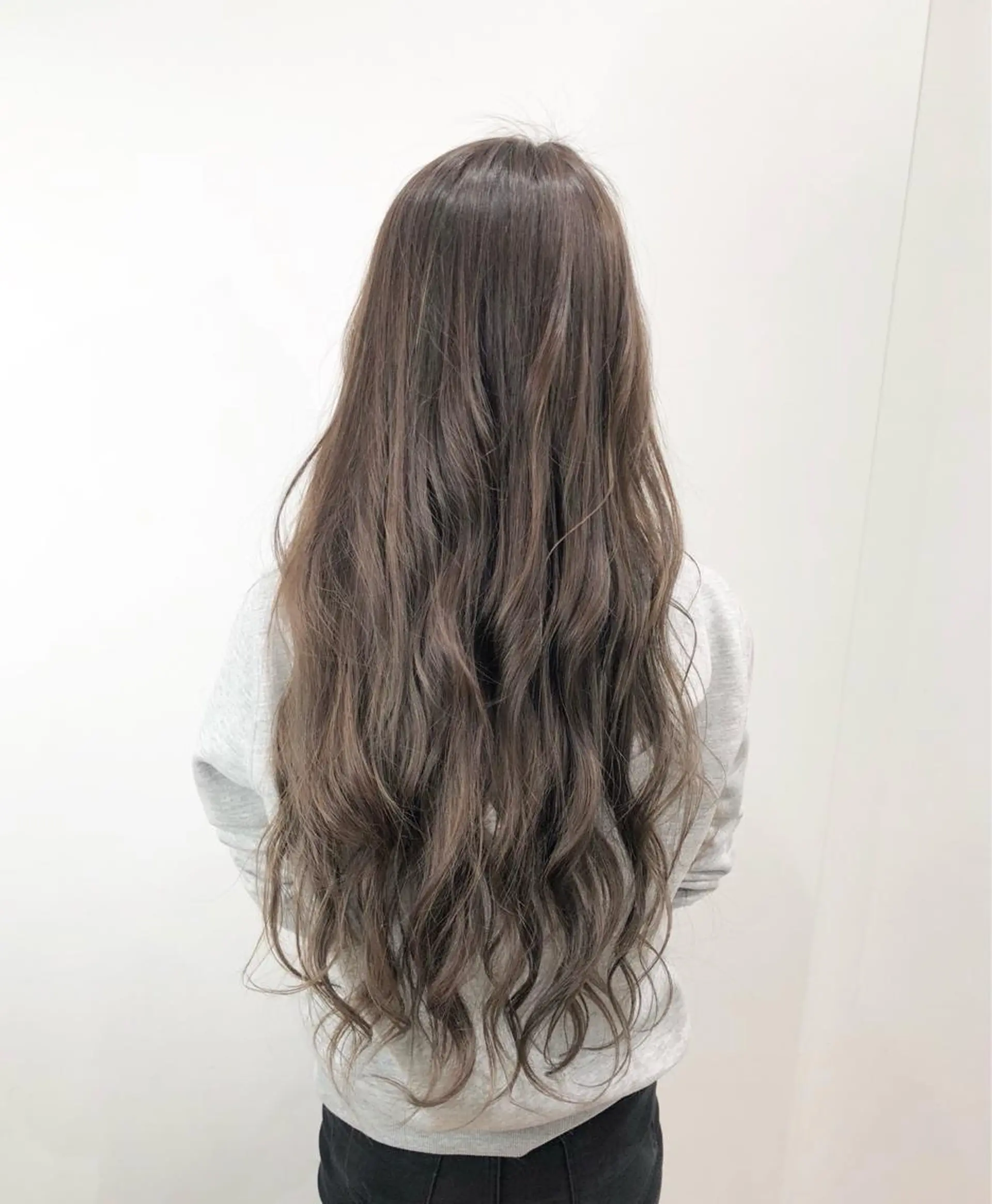 ロング カラー グレージュ  渡部 妃月のヘアスタイル