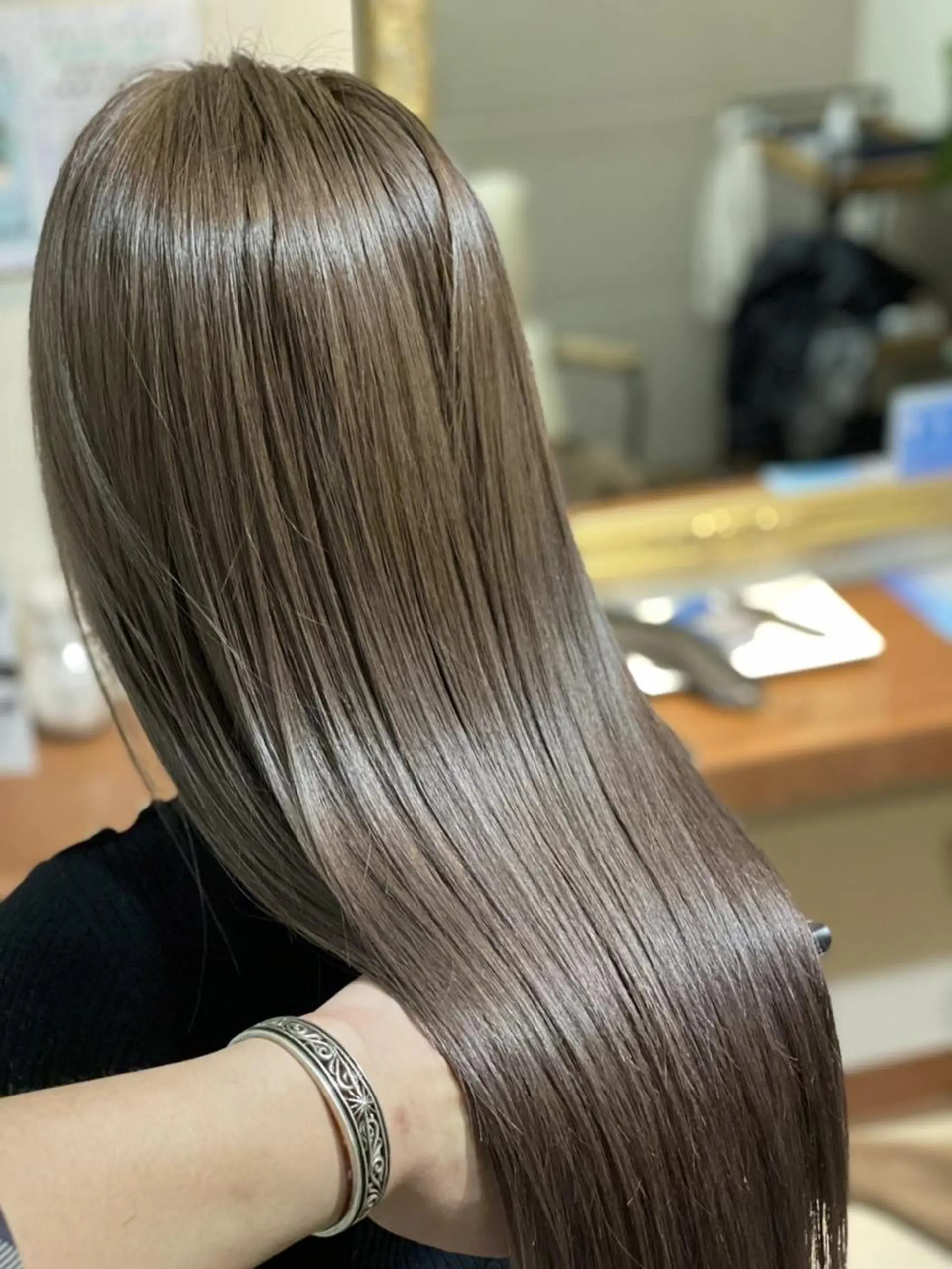 ロング カラー アッシュ アッシュブラウン ブリーチ ブラウンカラー ブリーチなしカラー カット ヘアカラー トリートメント FOR HAIRのヘアスタイル