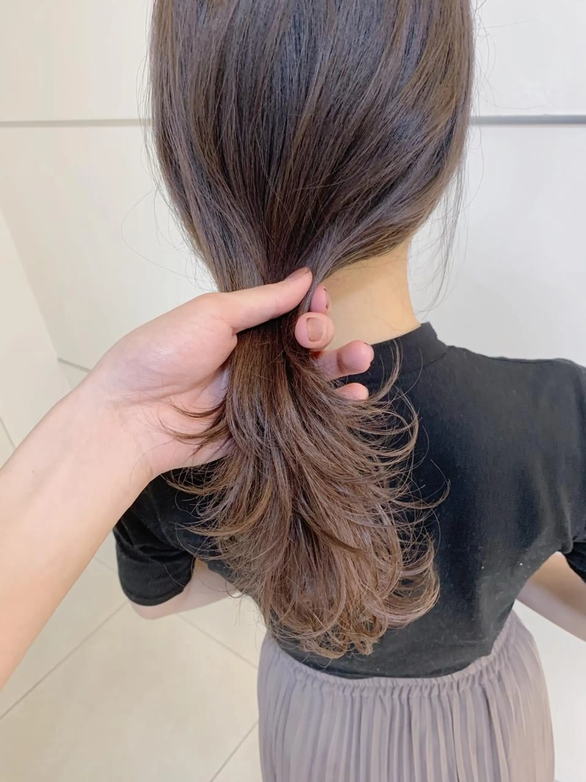 セミロング ラベンダーベージュ 波巻きパーマ/ツイス トスパイラル稲葉のヘアスタイル