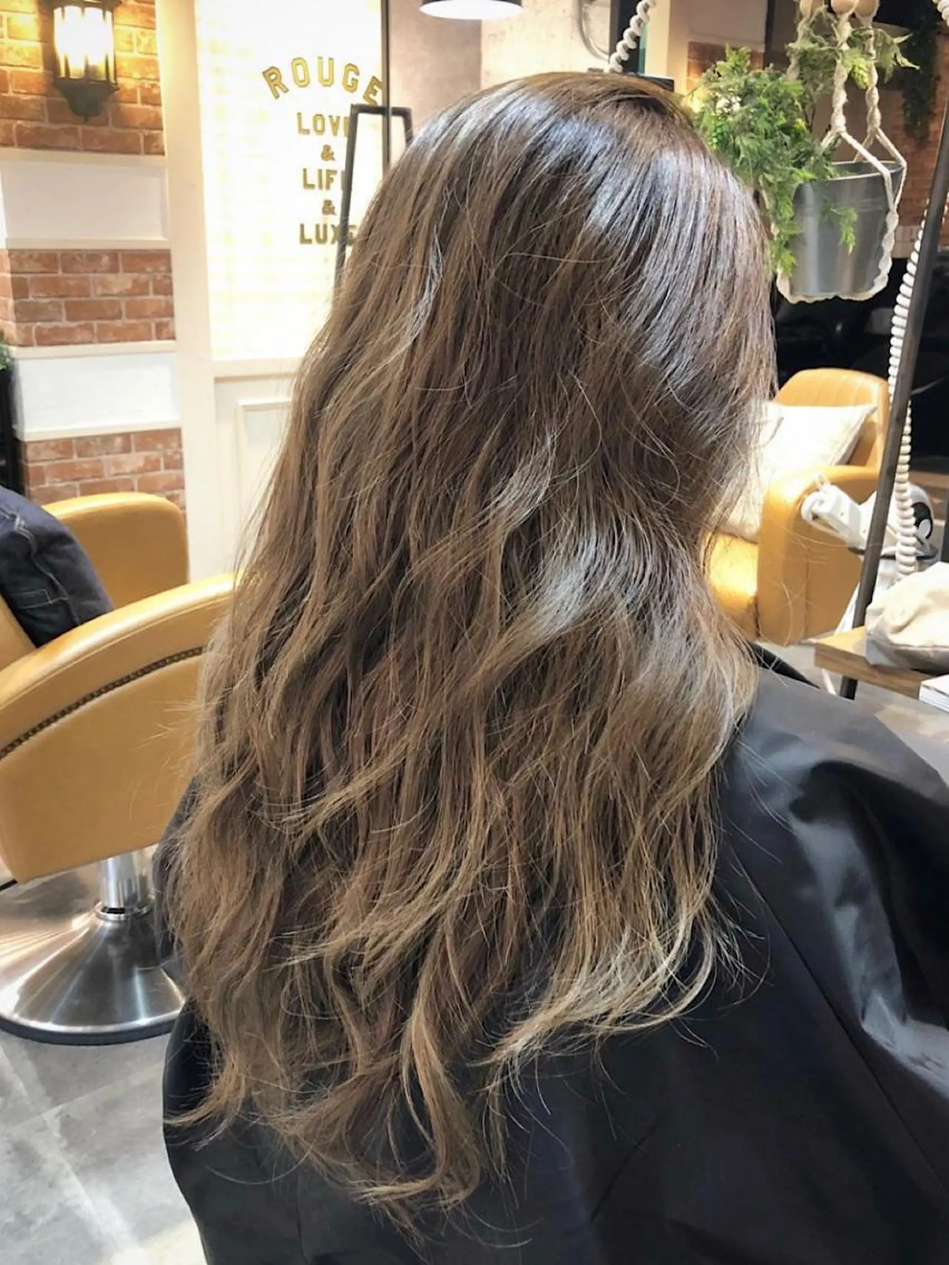 セミロング salowin 原宿 aroa所属・韓国／ハッシュカット ／透明感カラー／金野のヘアスタイル