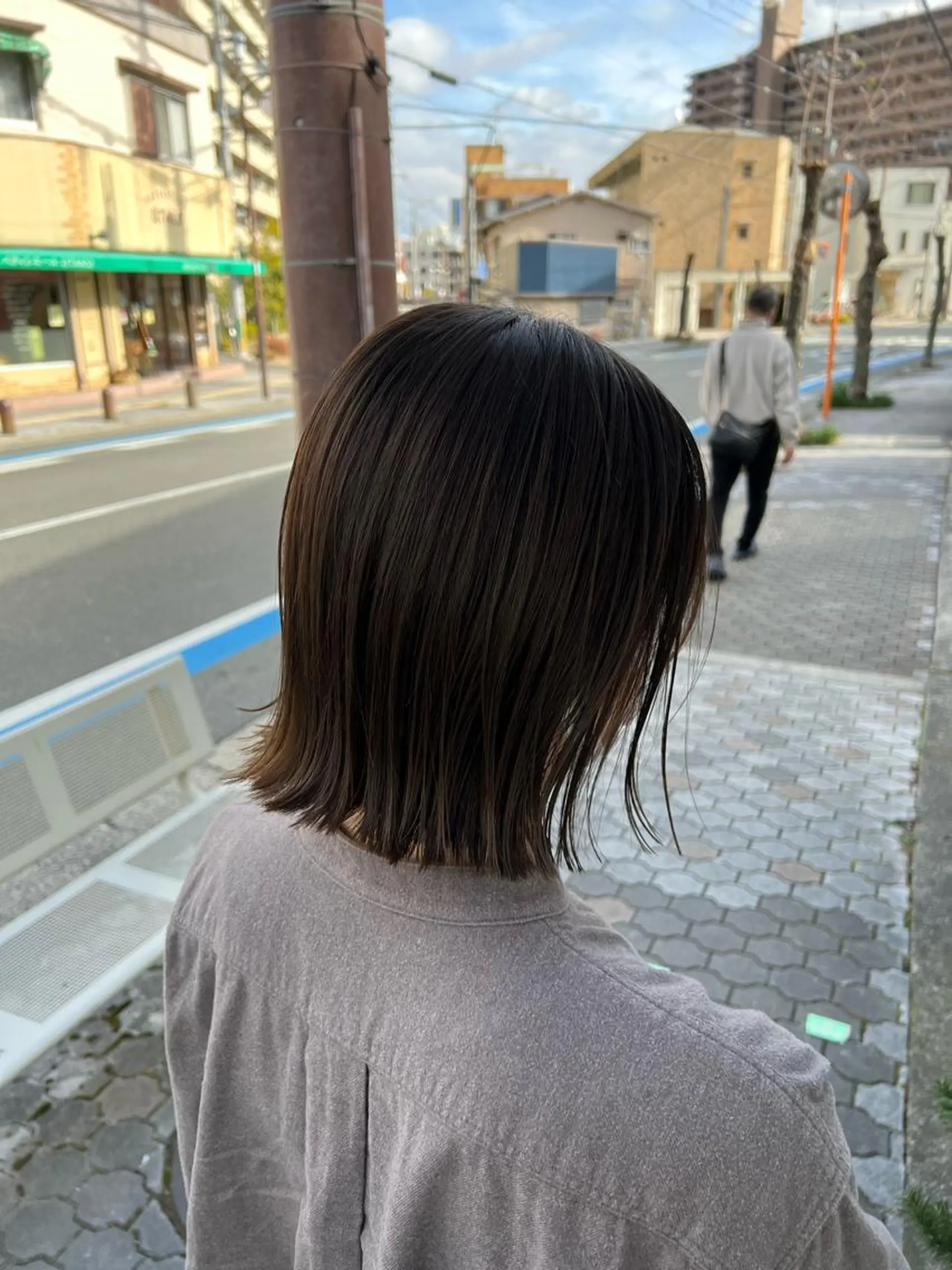 ミディアム カラー ベージュカラー オリーブベージュ 外ハネヘア カット ヘアカラー 西村 美羽のヘアスタイル