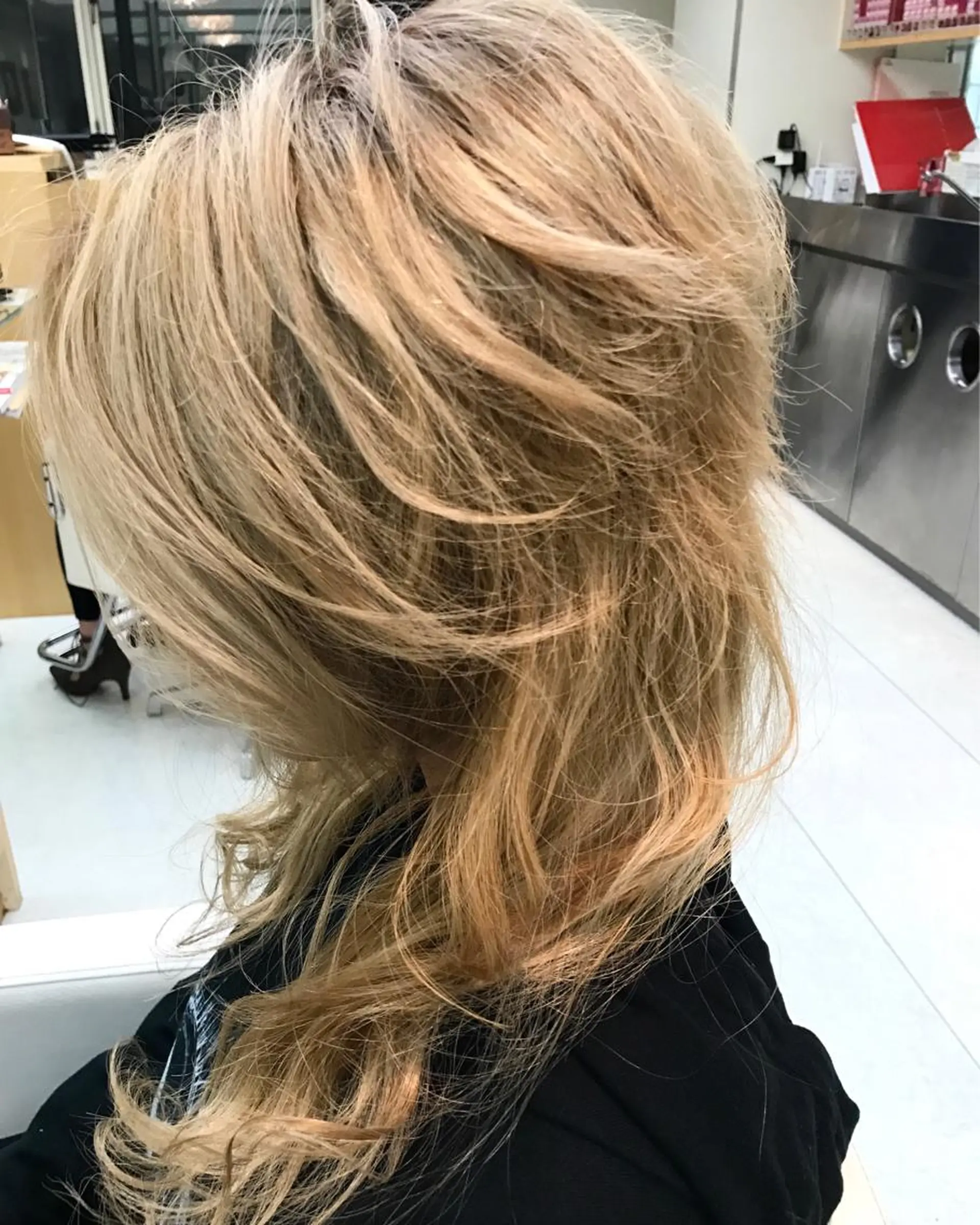 セミロング カラー ベージュカラー ブリーチ AILEE所属・ウルフカット レイヤーカット上柿のヘアスタイル