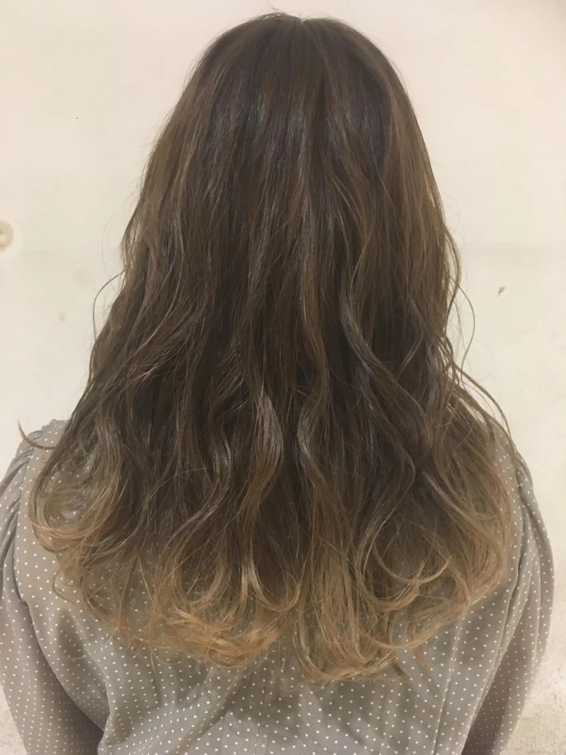 ロング カラー ベージュカラー グラデーションカラー ハイトーンカラー ハイトーンベージュ カット ヘアカラー Homey Kyoto所属・吉村 絢乃のヘアスタイル