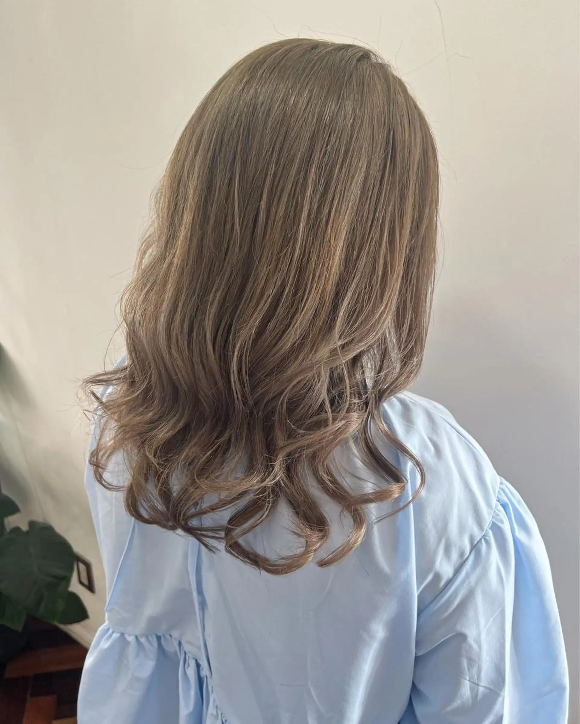 セミロング カラー ベージュカラー ブリーチ ミルクティーベージュ カット ヘアカラー フラム所属・WATANABE MISAKIのヘアスタイル