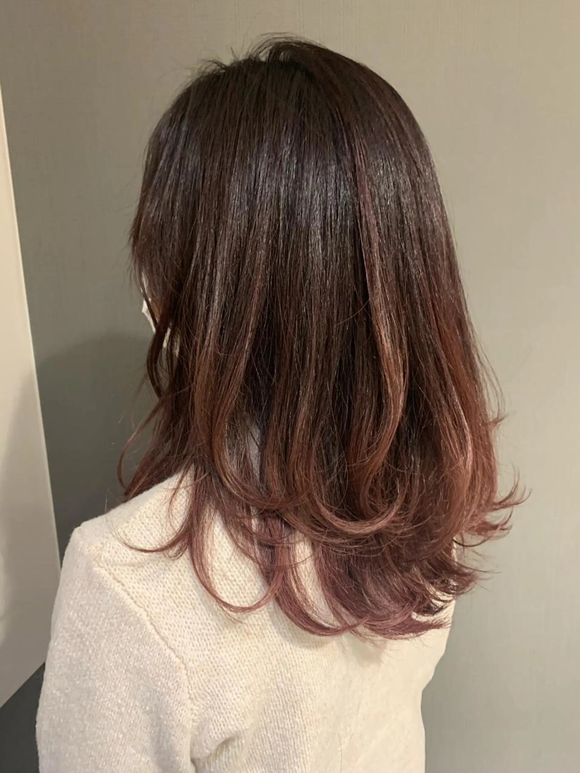 セミロング カラー イルミナカラー レイヤーカット Eleanor 立川北口のヘアスタイル
