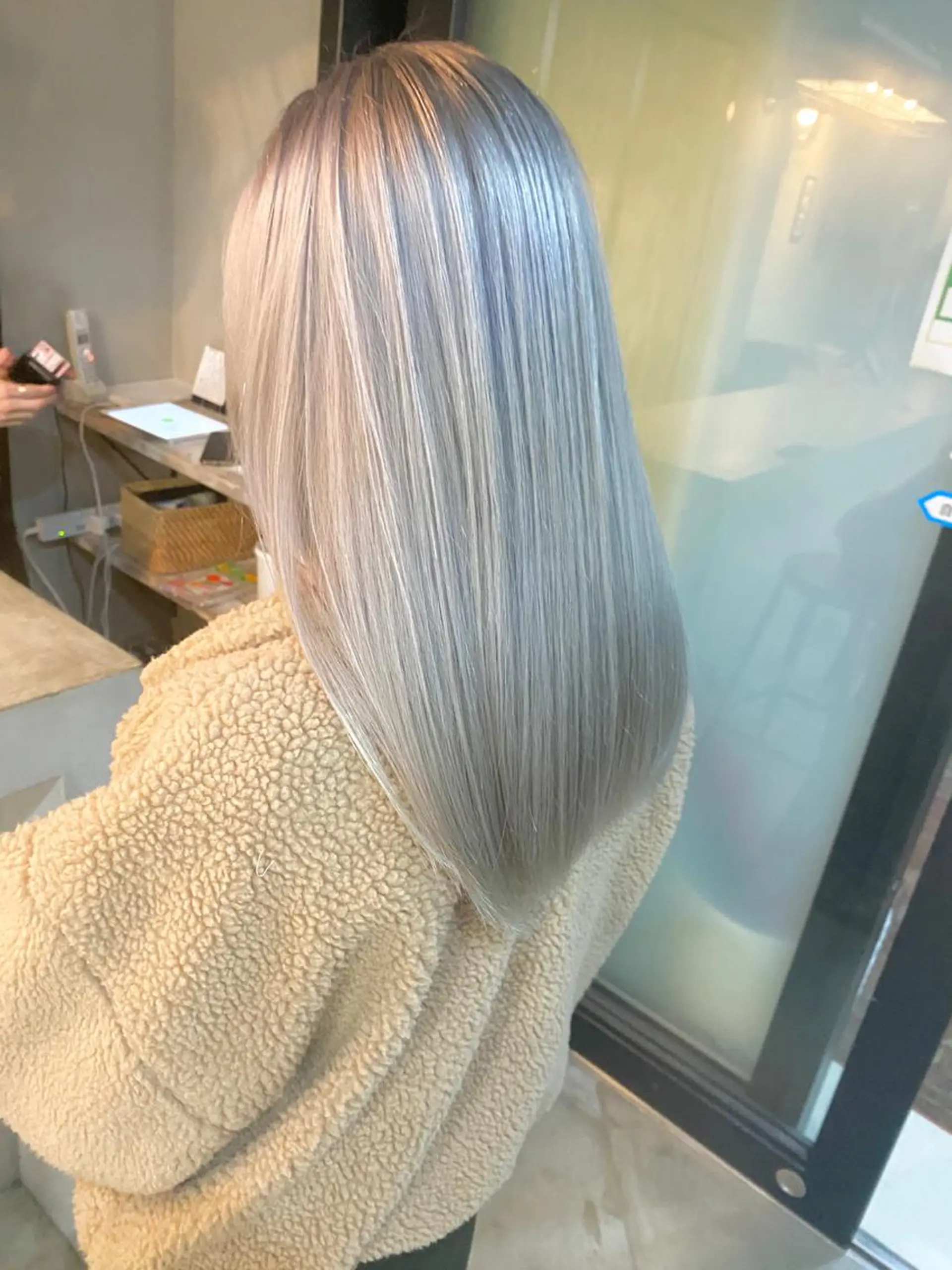 セミロング カラー パーマ ヘアアレンジ メンズ キッズ ネイル マツエク・マツパ シルバー ホワイトシルバー シルバー ホワイト ヘアカラー トリートメント ヘアセット 🌸グレージュ/ 艶髪🌸yutaのヘアスタイル
