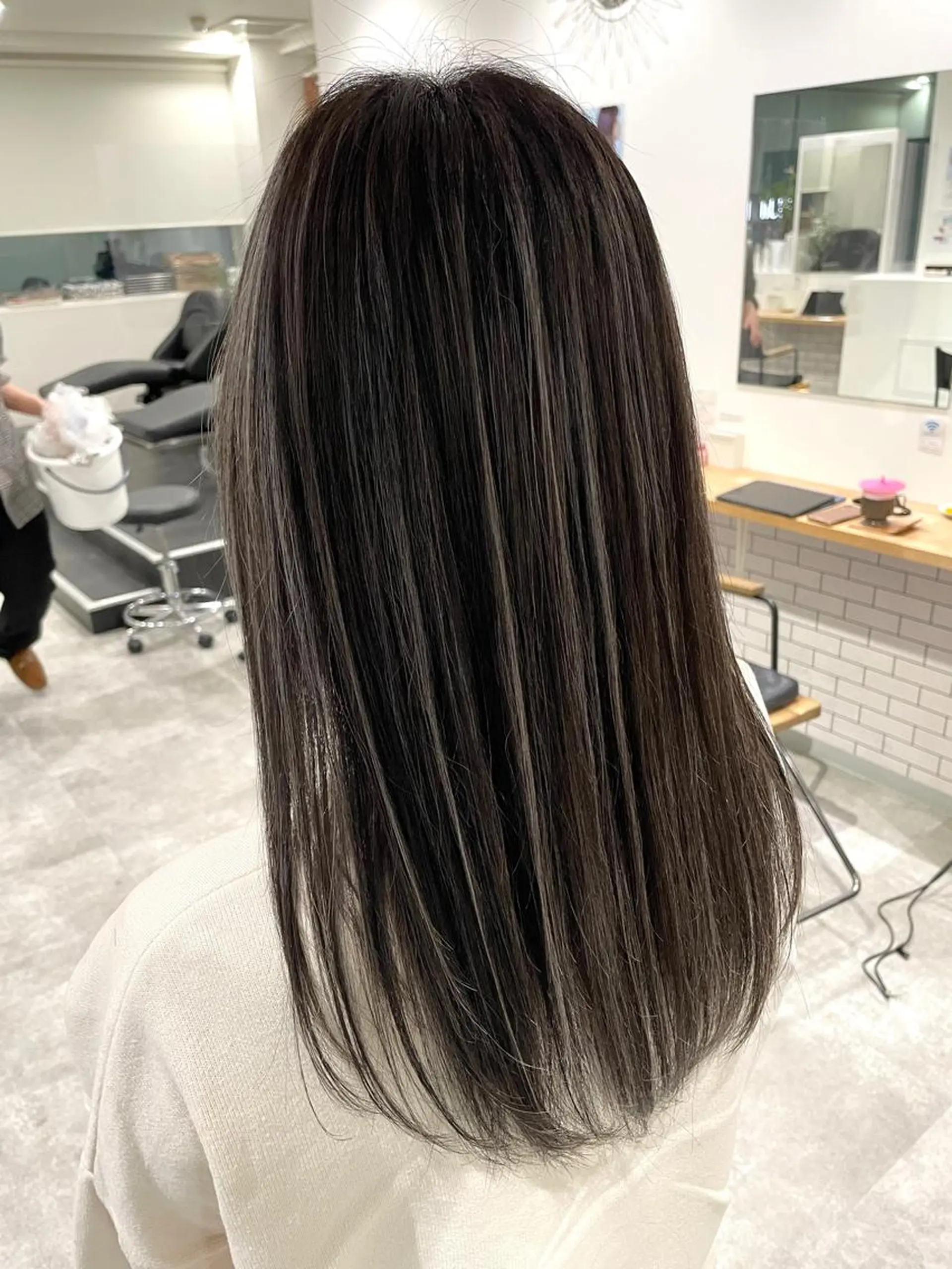セミロング ハイライト ヘアカラー 大人レイヤー ヨシミカズヤのヘアスタイル