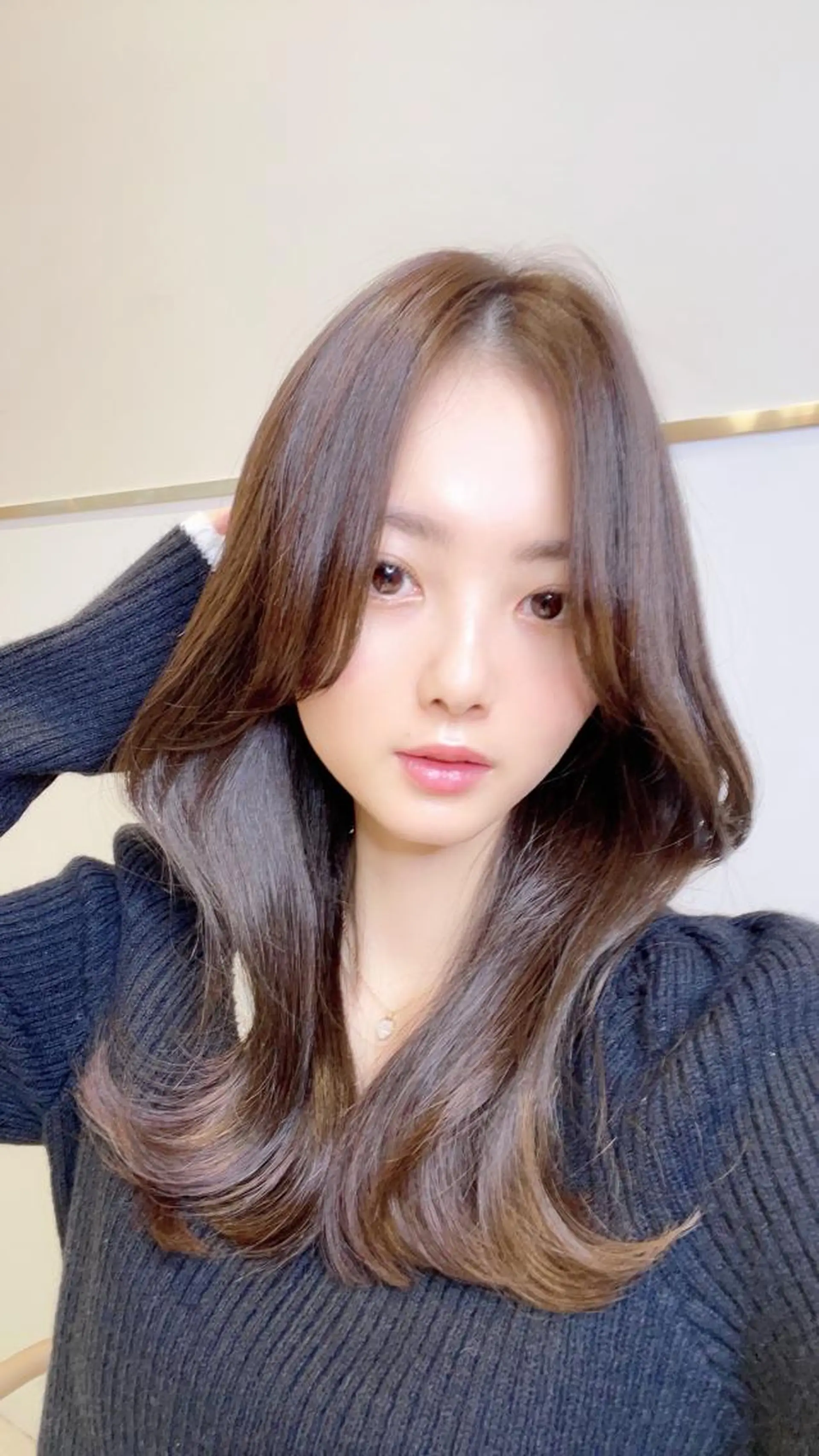 セミロング くびれヘア 顔まわりレイヤー かきあげバング ヨシンモリ 韓国風ヘア カット ヘアカラー トリートメント ボブパーマ ウルフパーマのヘアスタイル