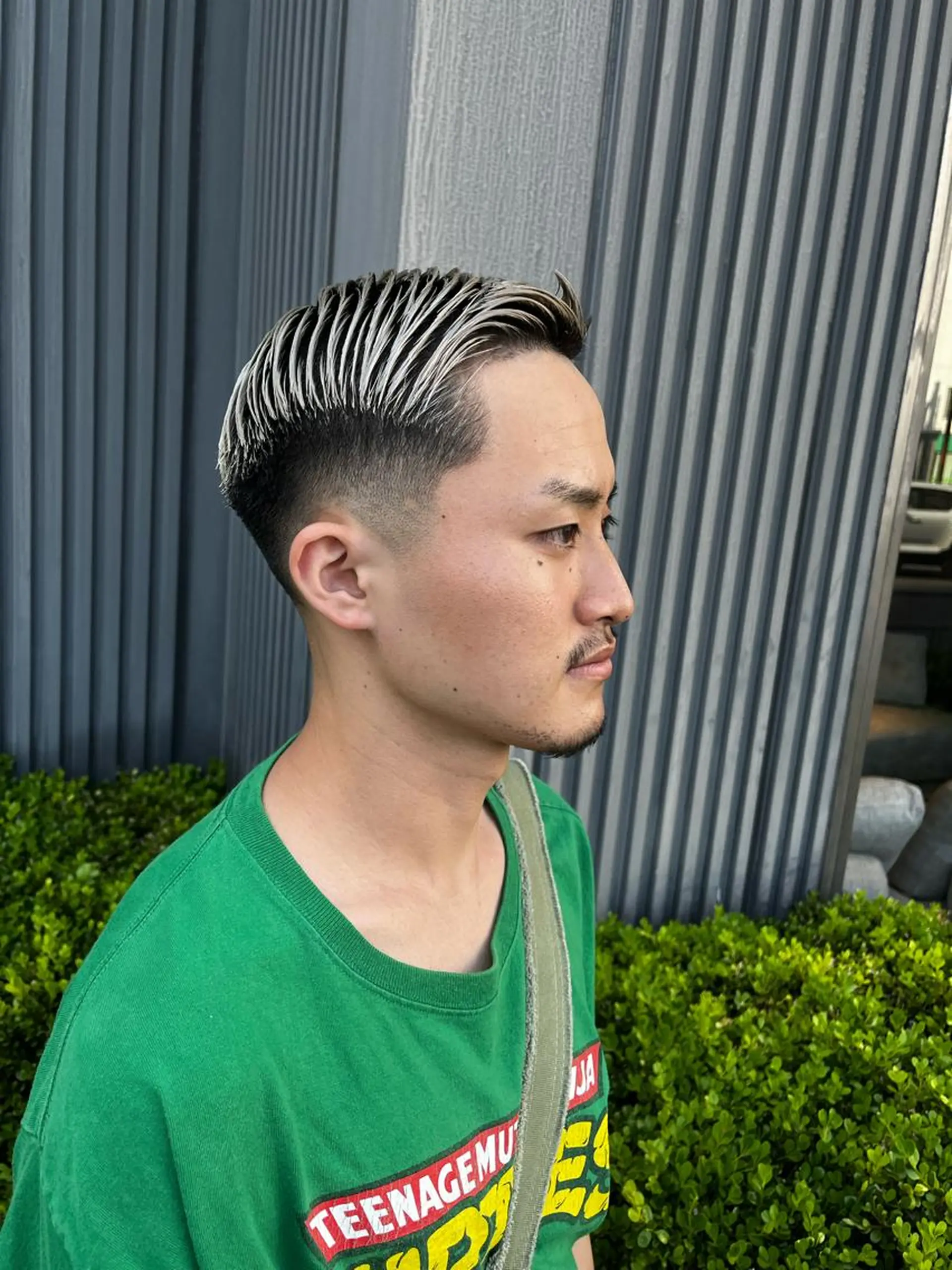 ショート カラー メンズ フェードカット メンズハイトーン メンズパーマ ハイトーンカラー &CREW スタッフのヘアスタイル