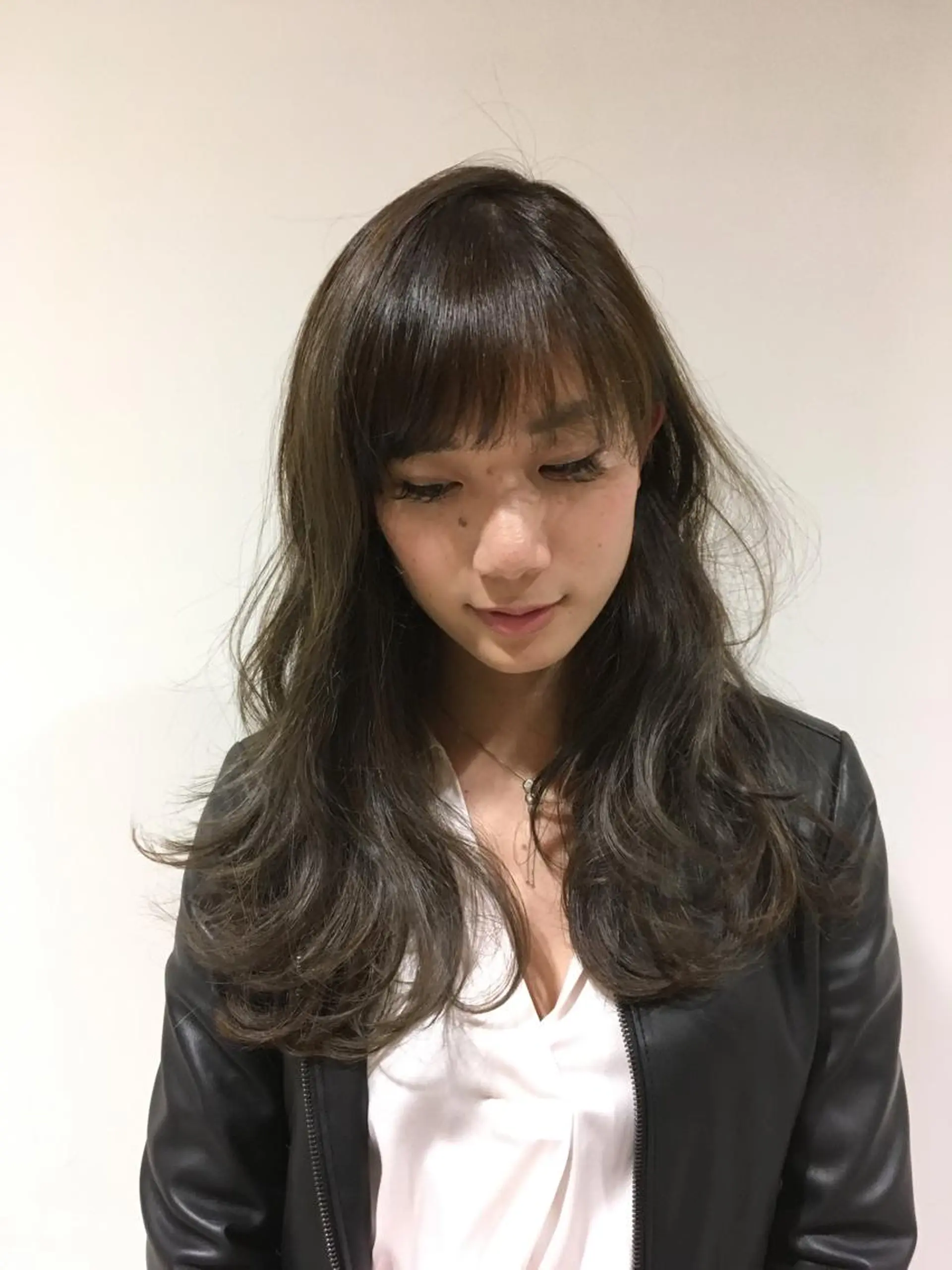 ロング カラー 透明感カラー グレージュ オリーブグレージュ オリーブグレー 小酒井 智洋のヘアスタイル
