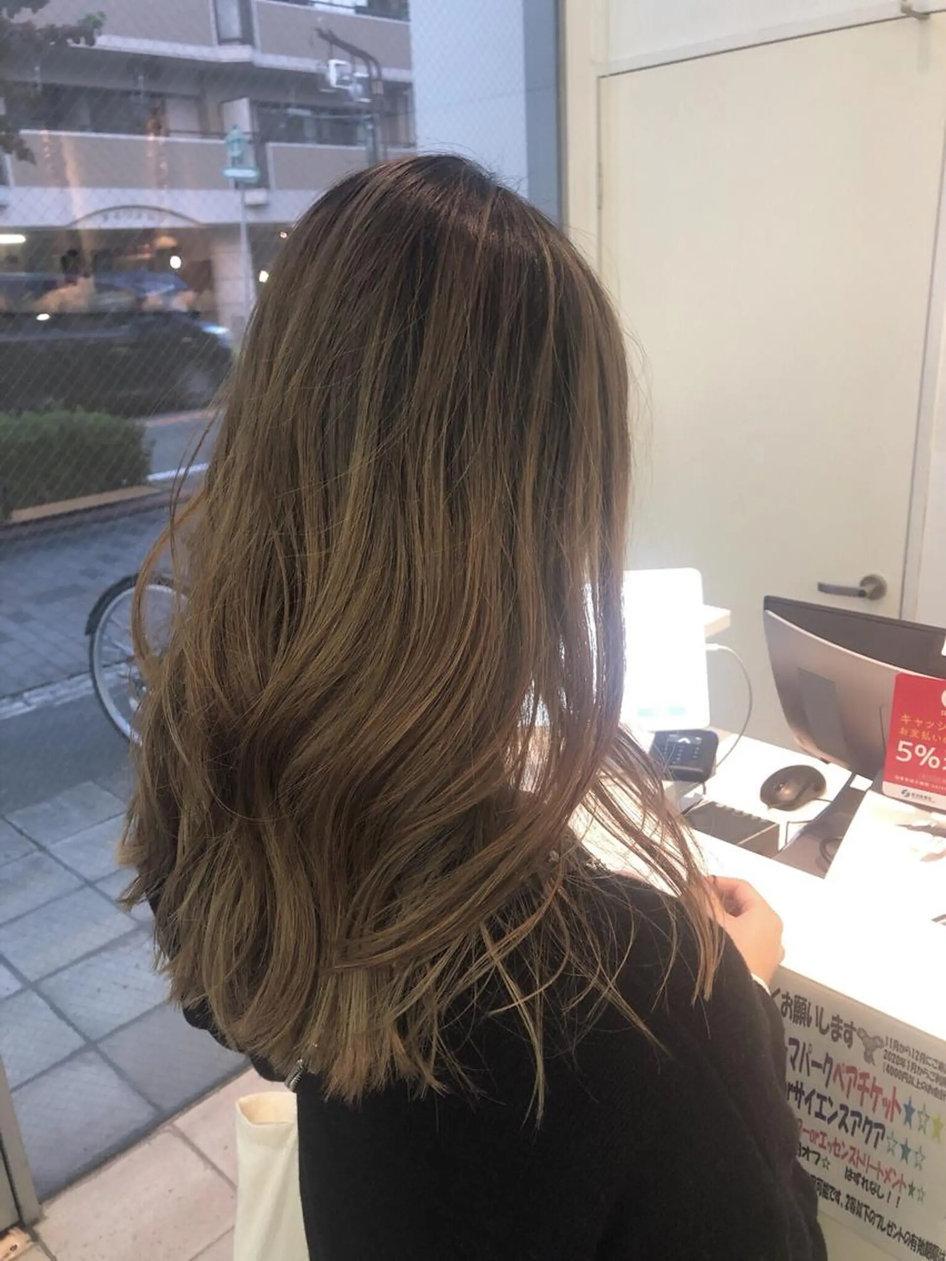 ロング カラー バレイヤージュ グラデーションカラー グレージュ ハイライトカラー ハイライト 尾島 光季のヘアスタイル