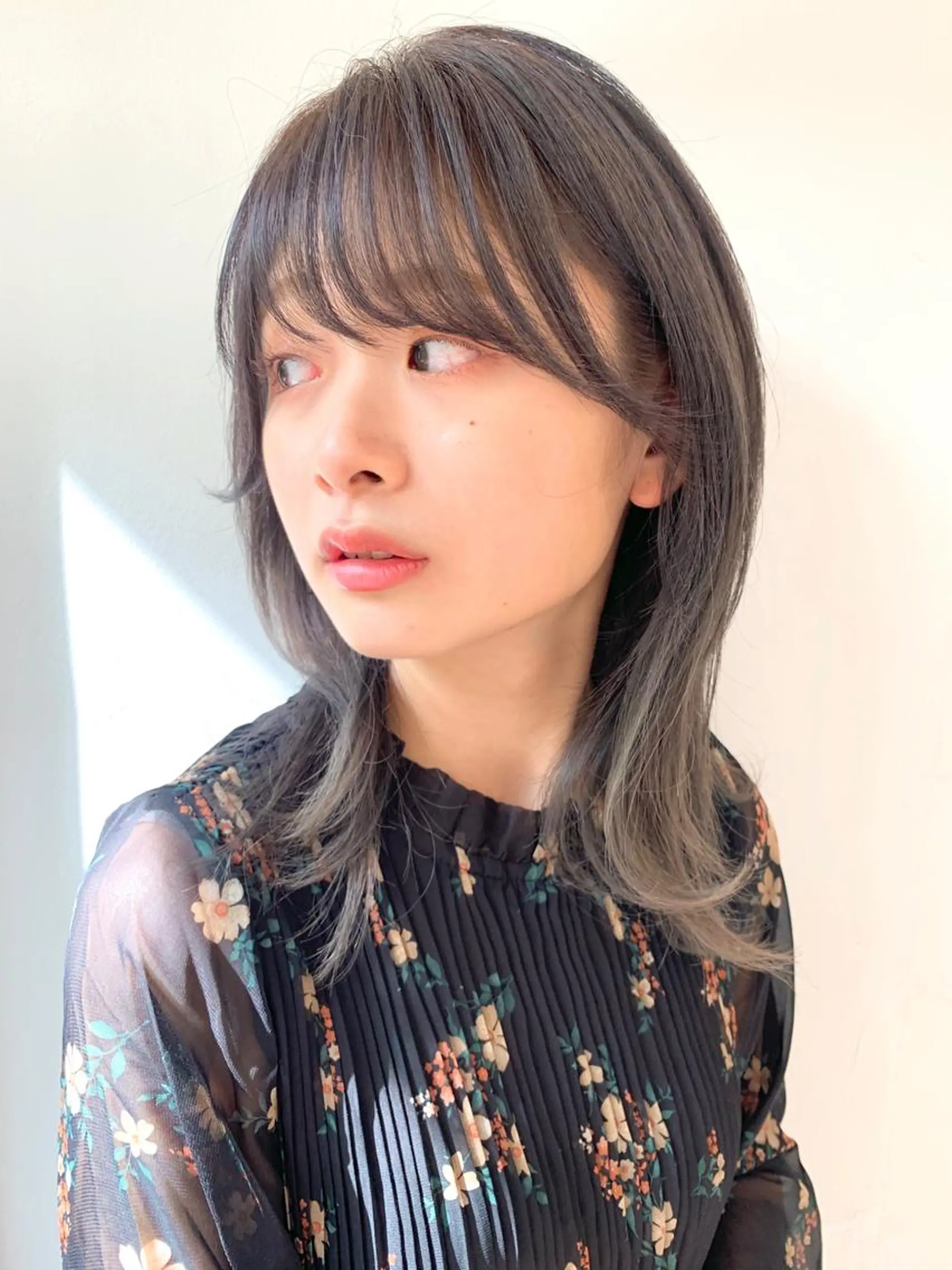 セミロング カラー グレージュ レイヤーカット ヘアカラー トリートメント chama レイヤーカットのヘアスタイル