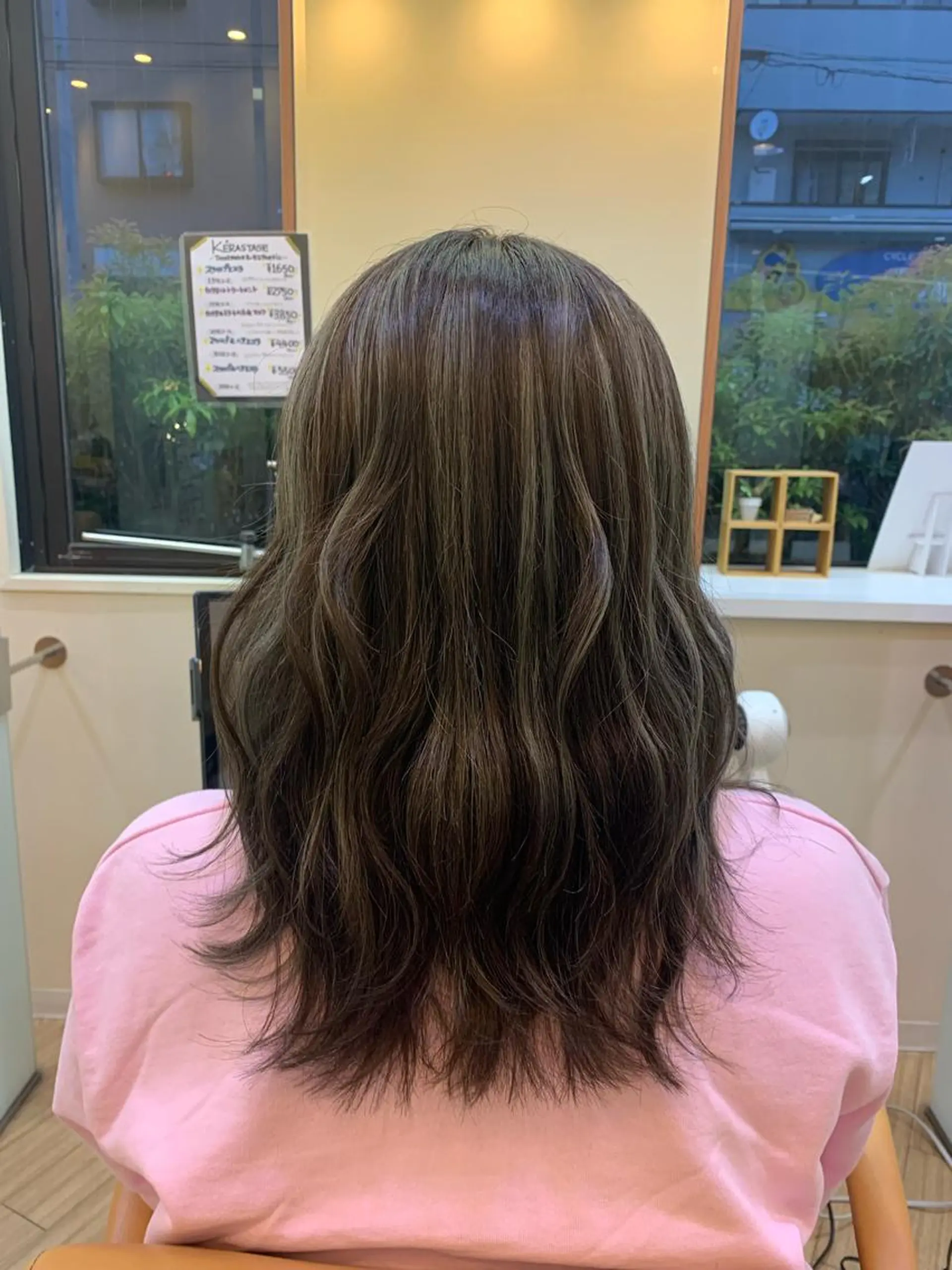 ミディアム カラー ベージュカラー ハイライトカラー オリーブベージュ ハイライト カット ヘアカラー トリートメント 板倉 花連のヘアスタイル