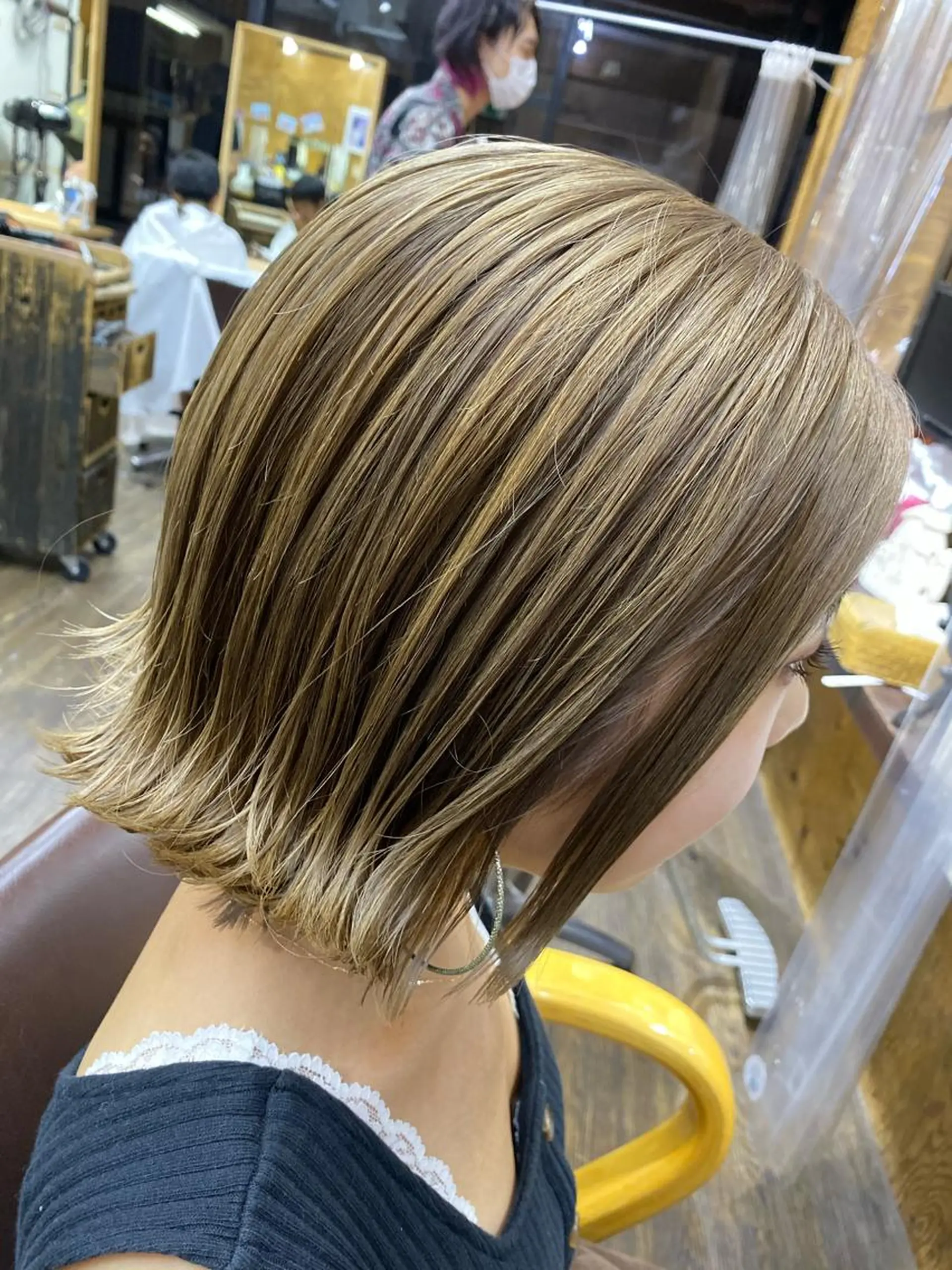 ショート カラー ブリーチ ヘアカラー IwAsh大和駅前店所属・IwAsh大和駅前店 河野亜里香のヘアスタイル