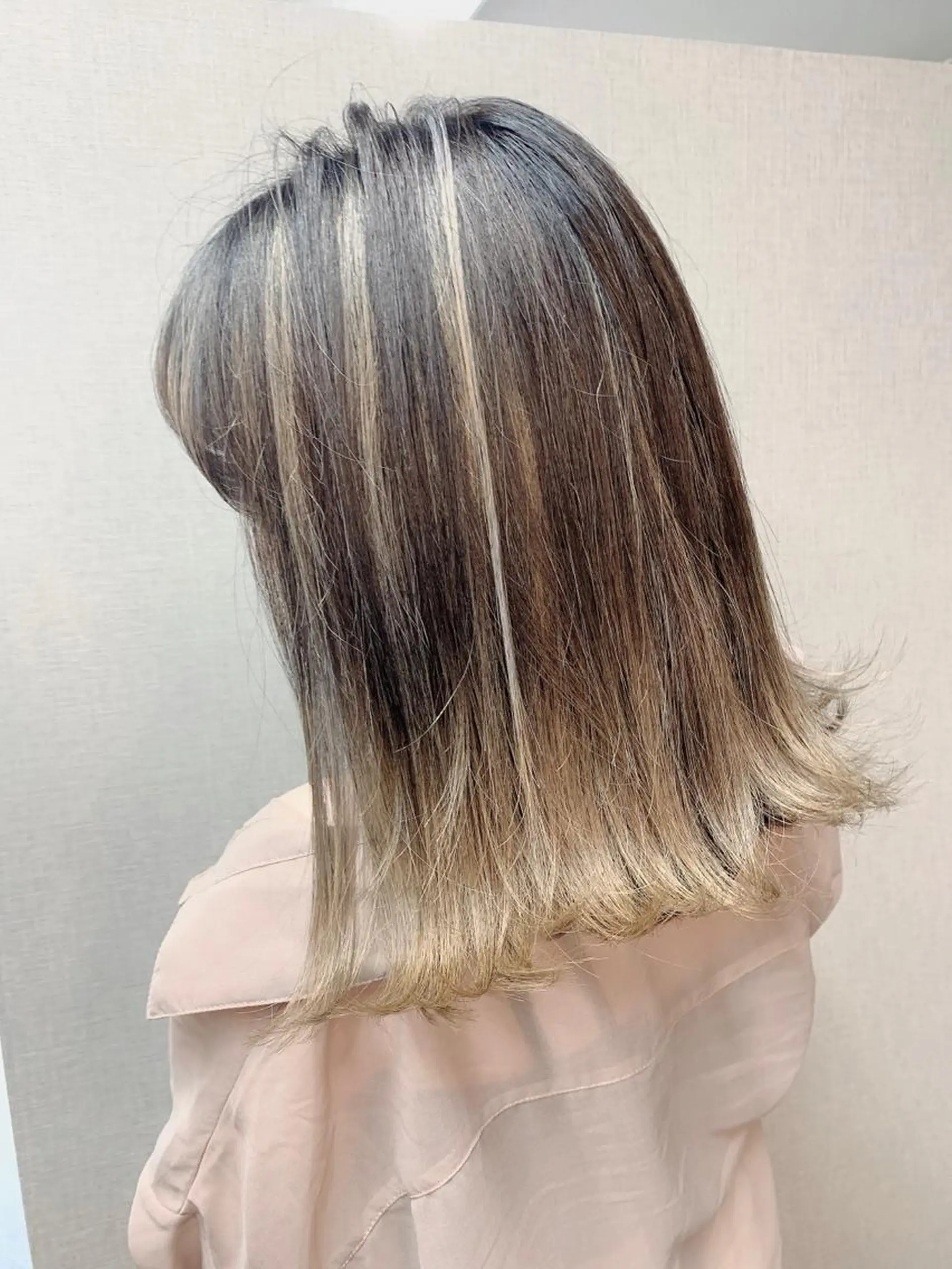 ロング アッシュ ハイライト レイヤーカット ヘアカラー Selene hair OSAKAのヘアスタイル