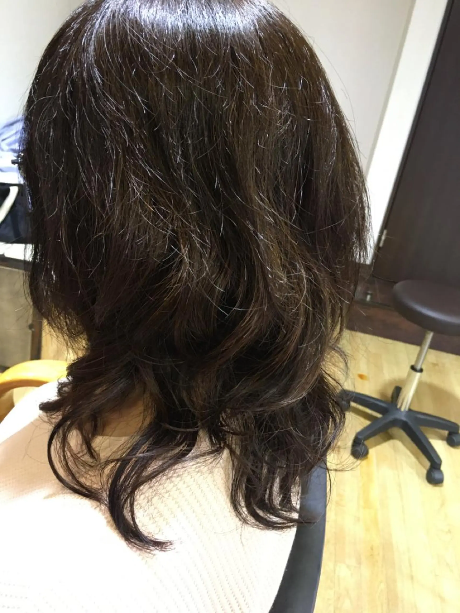 セミロング カット パーマ ルミ エールのヘアスタイル