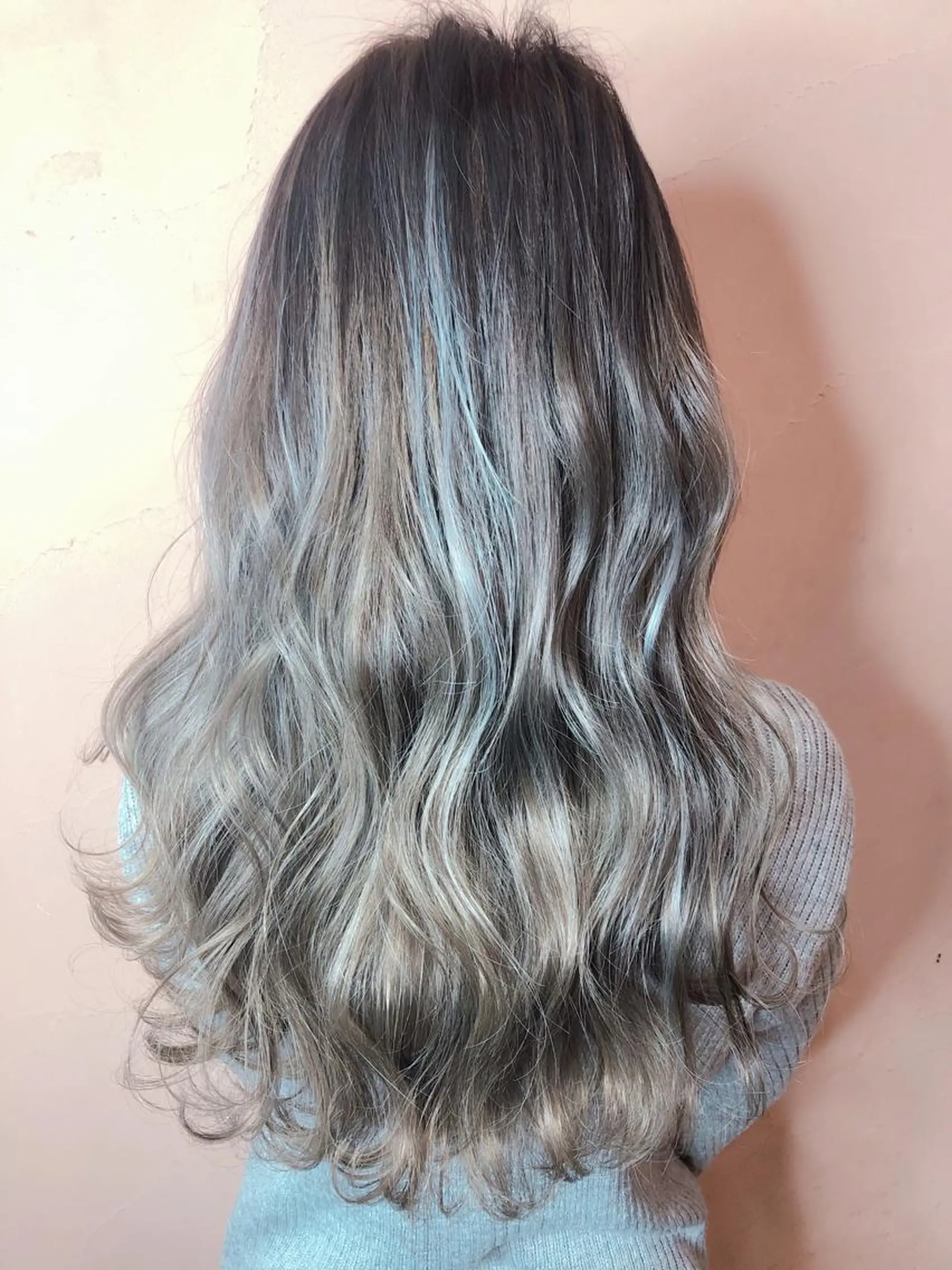 ロング カラー バレイヤージュ グラデーションカラー レイヤーカット ヘアカラー トリートメント 髪質改善ioLu 伊藤サダキのヘアスタイル
