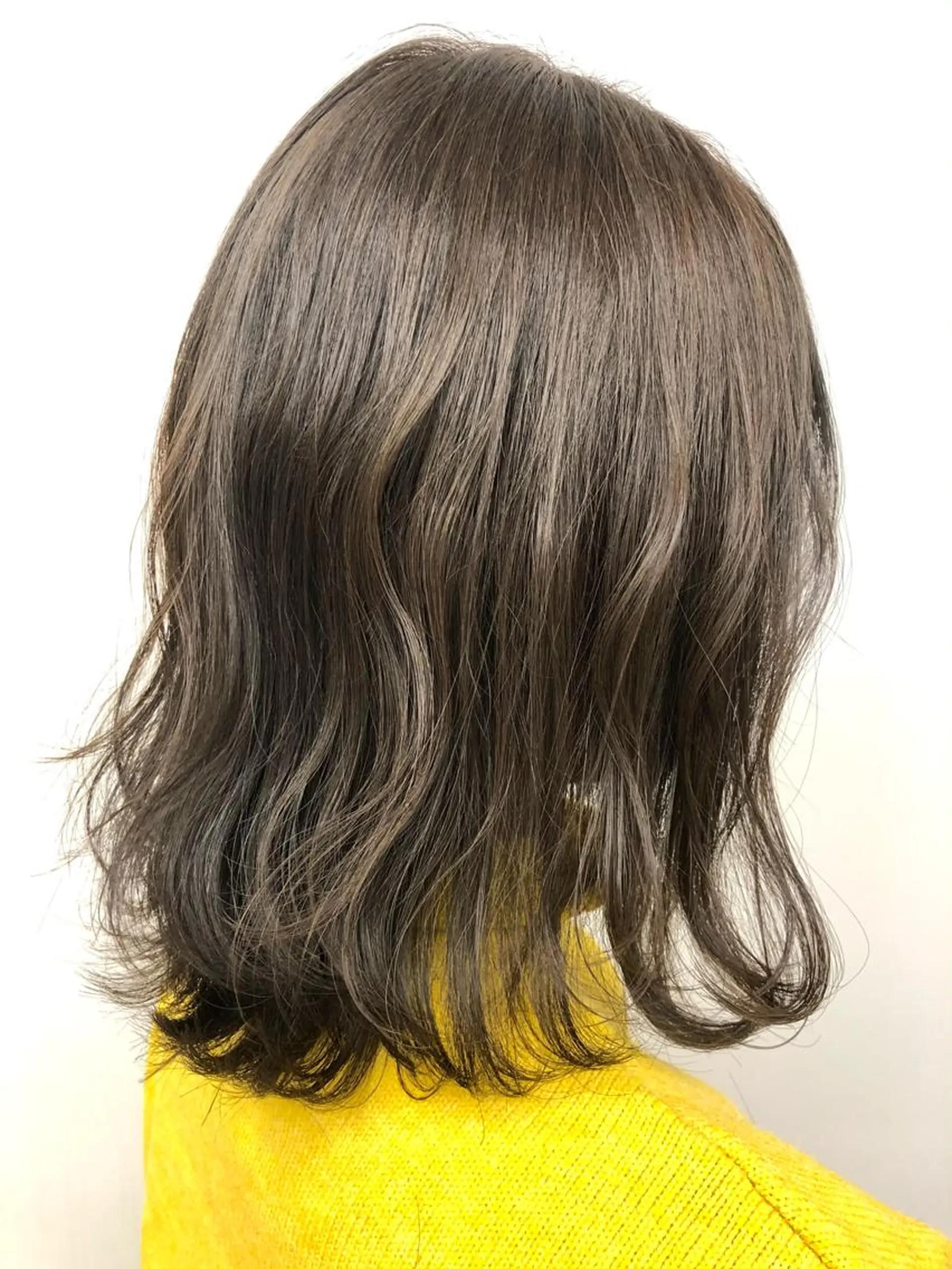 ミディアム カラー アッシュ シルバー 外ハネヘア ウルフカット 代表　YUKI ☆のヘアスタイル
