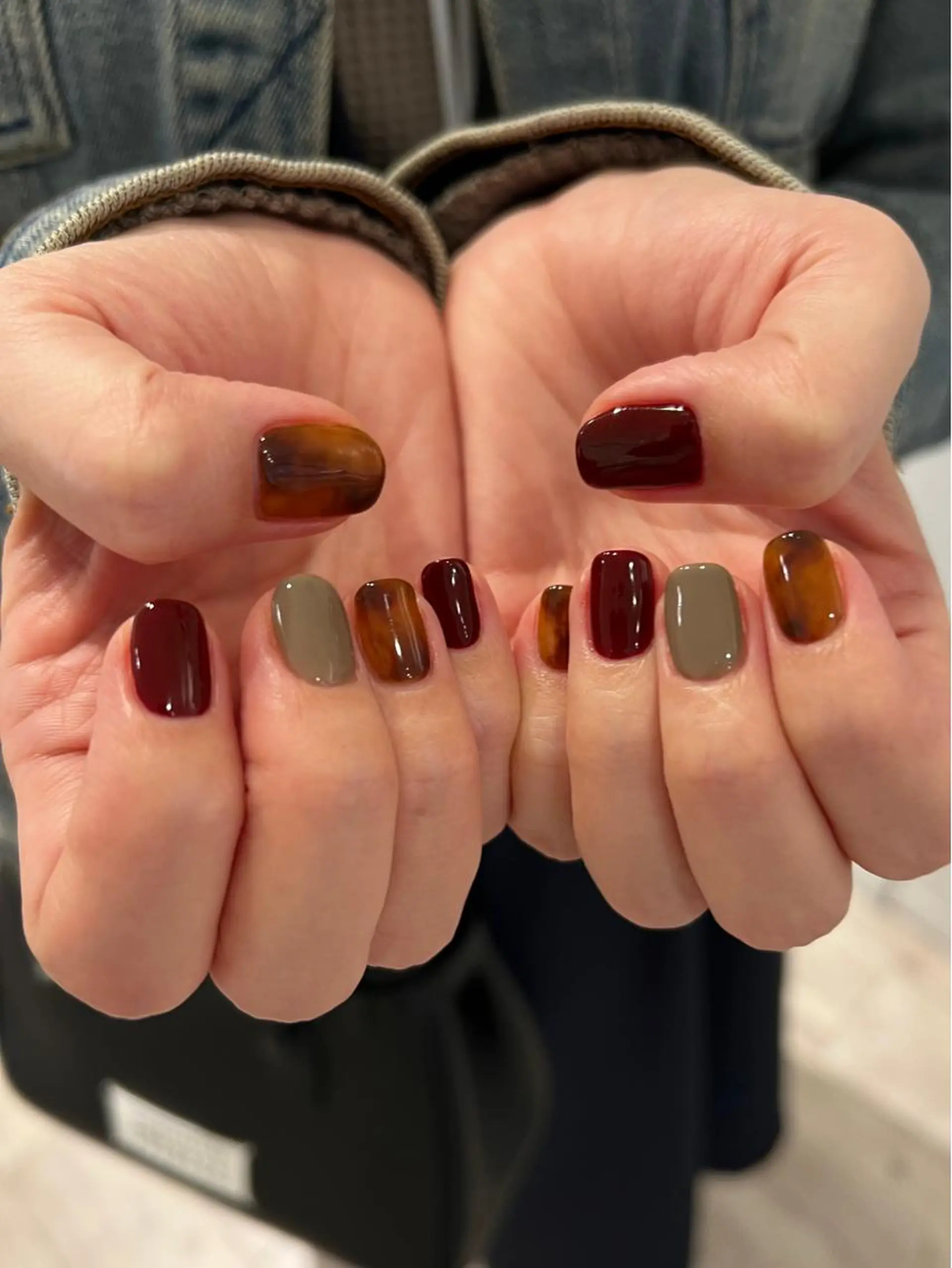 ネイル べっ甲ネイル ボルドー ミラーネイル 持ち込み ニュアンスネイル ハンドネイル REHTOF 【銀座駅徒歩1分】のネイルデザイン
