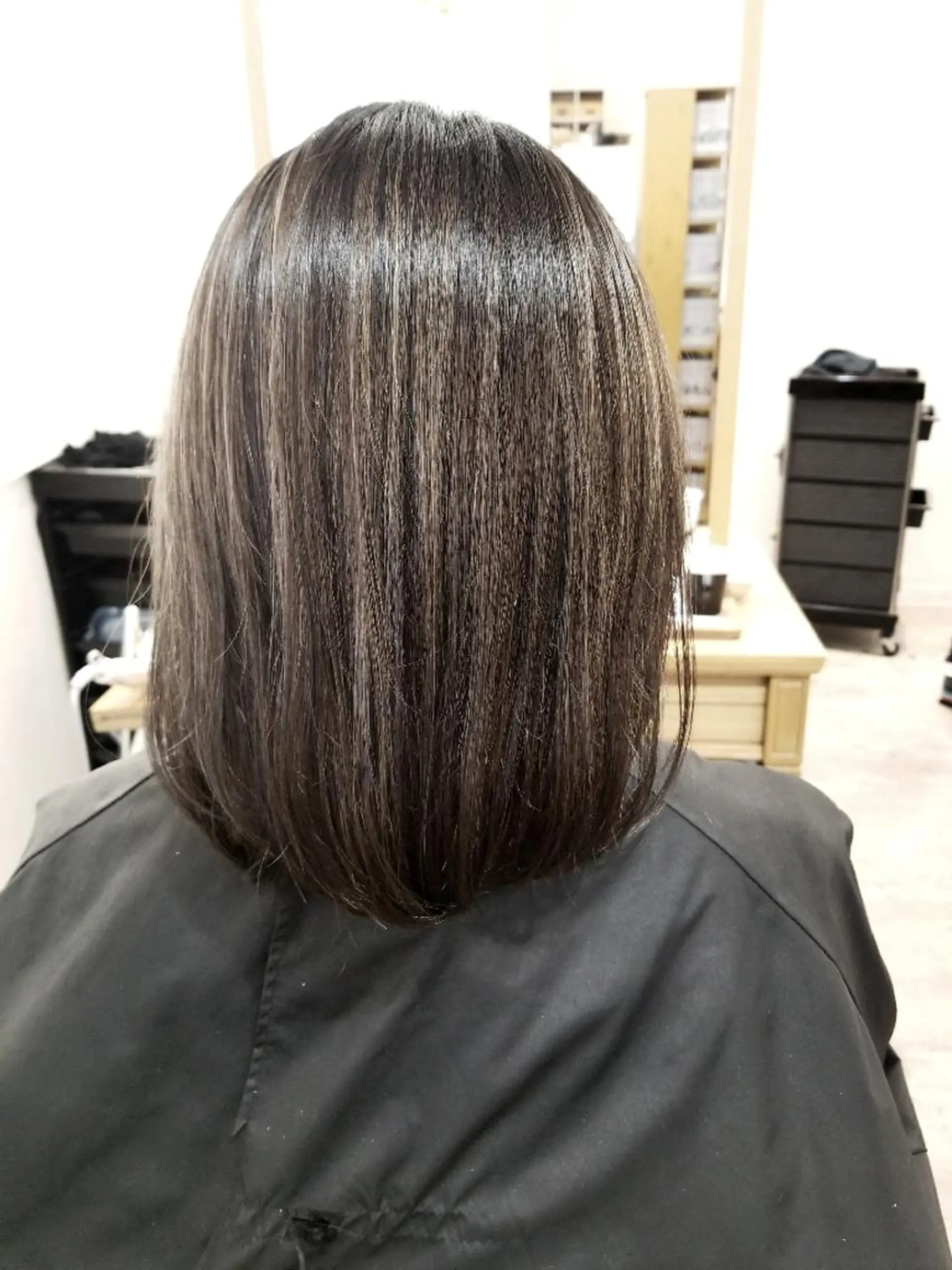 ミディアム ハイライト カット ヘアカラー トリートメント すずき えりのヘアスタイル