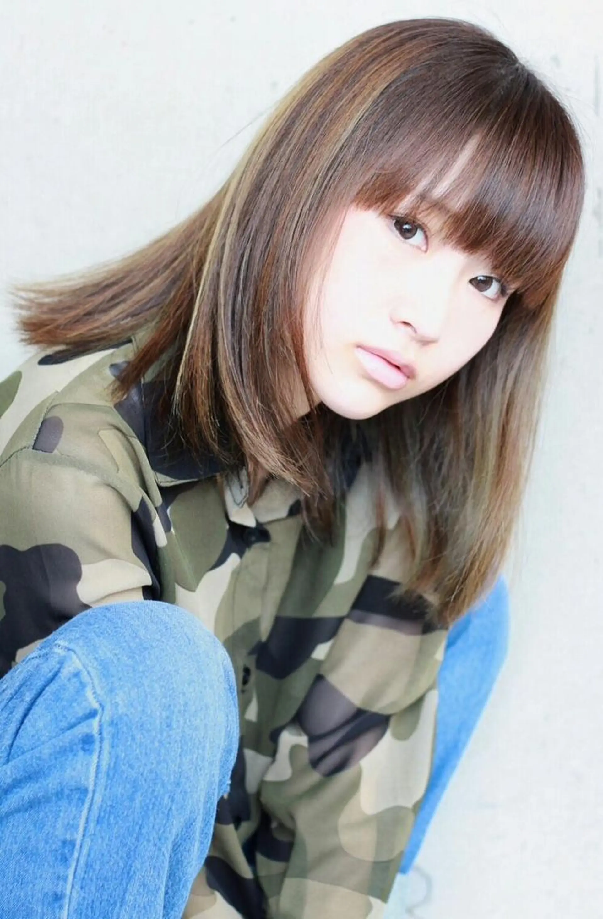 ミディアム セミロング カラー ベージュカラー ハイライトカラー 顔周りカット ハイライト レイヤーカット Lumderica(ラムデリカ)所属・ラムデリカ YUKAのヘアスタイル