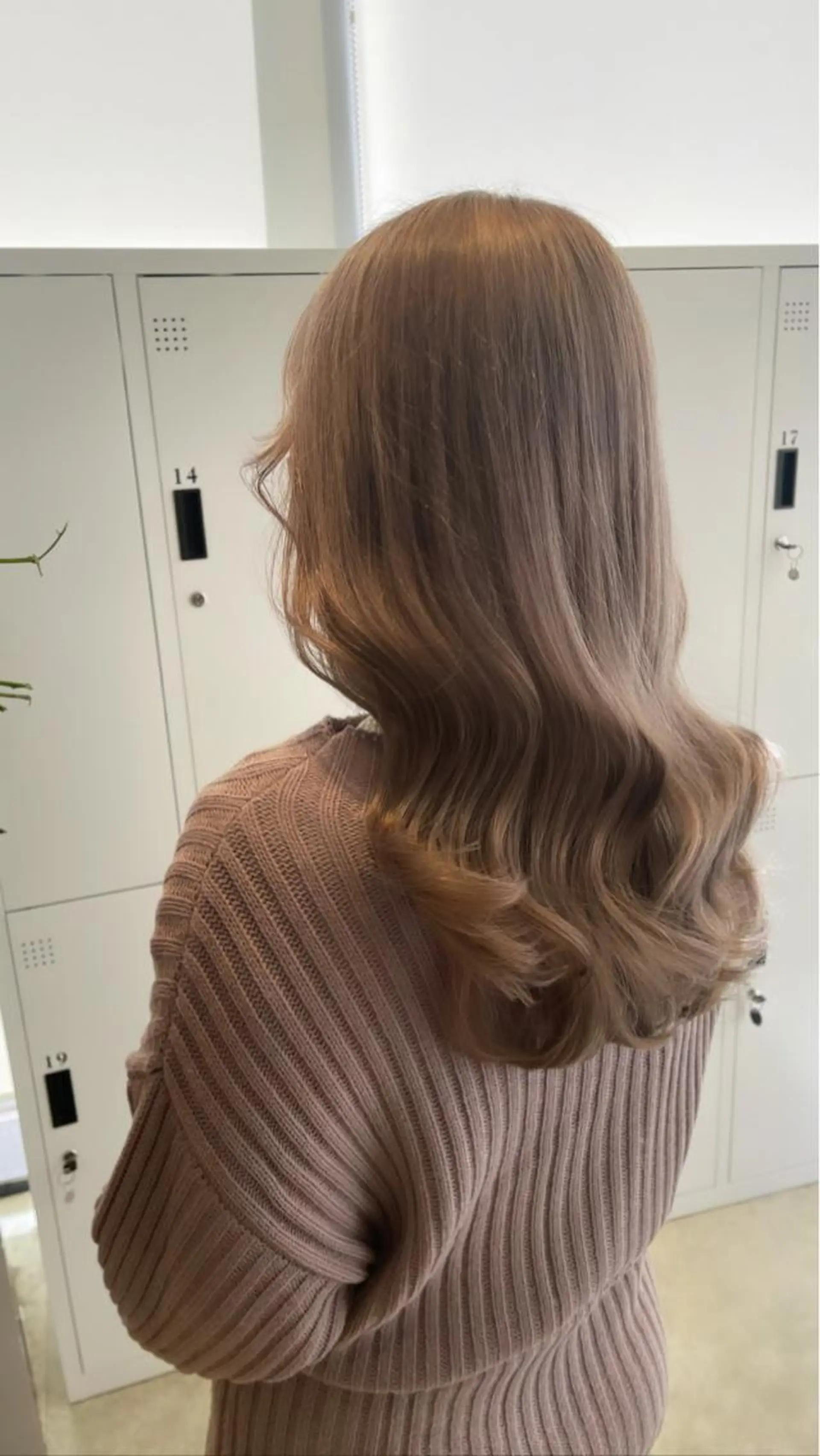 ロング カラー ベージュカラー 透明感カラー ミルクティーベージュ ヘアカラー トリートメント 🦋レイヤーカット ミドリカワ🦋のヘアスタイル