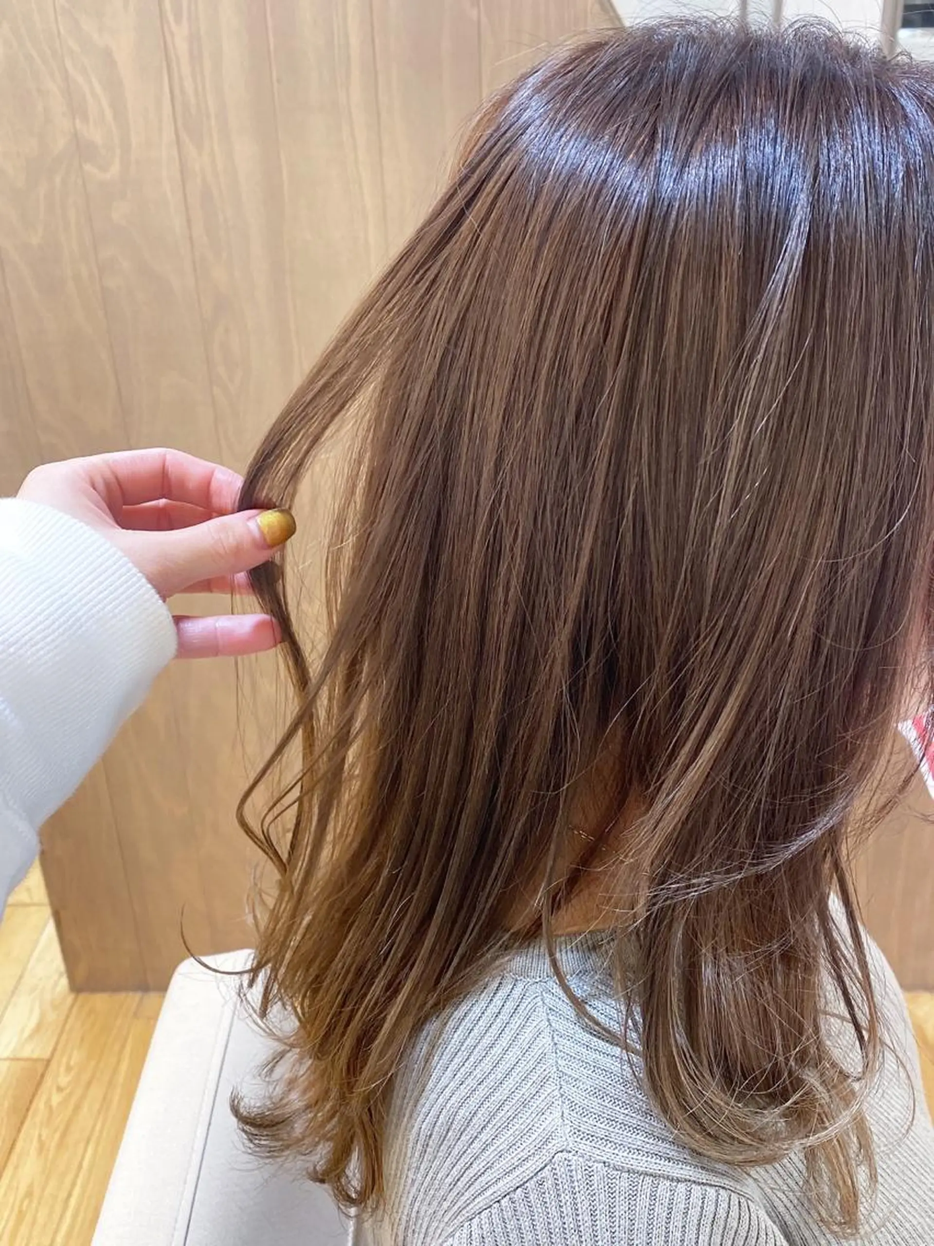 セミロング カラー 畑中 愛梨のヘアスタイル