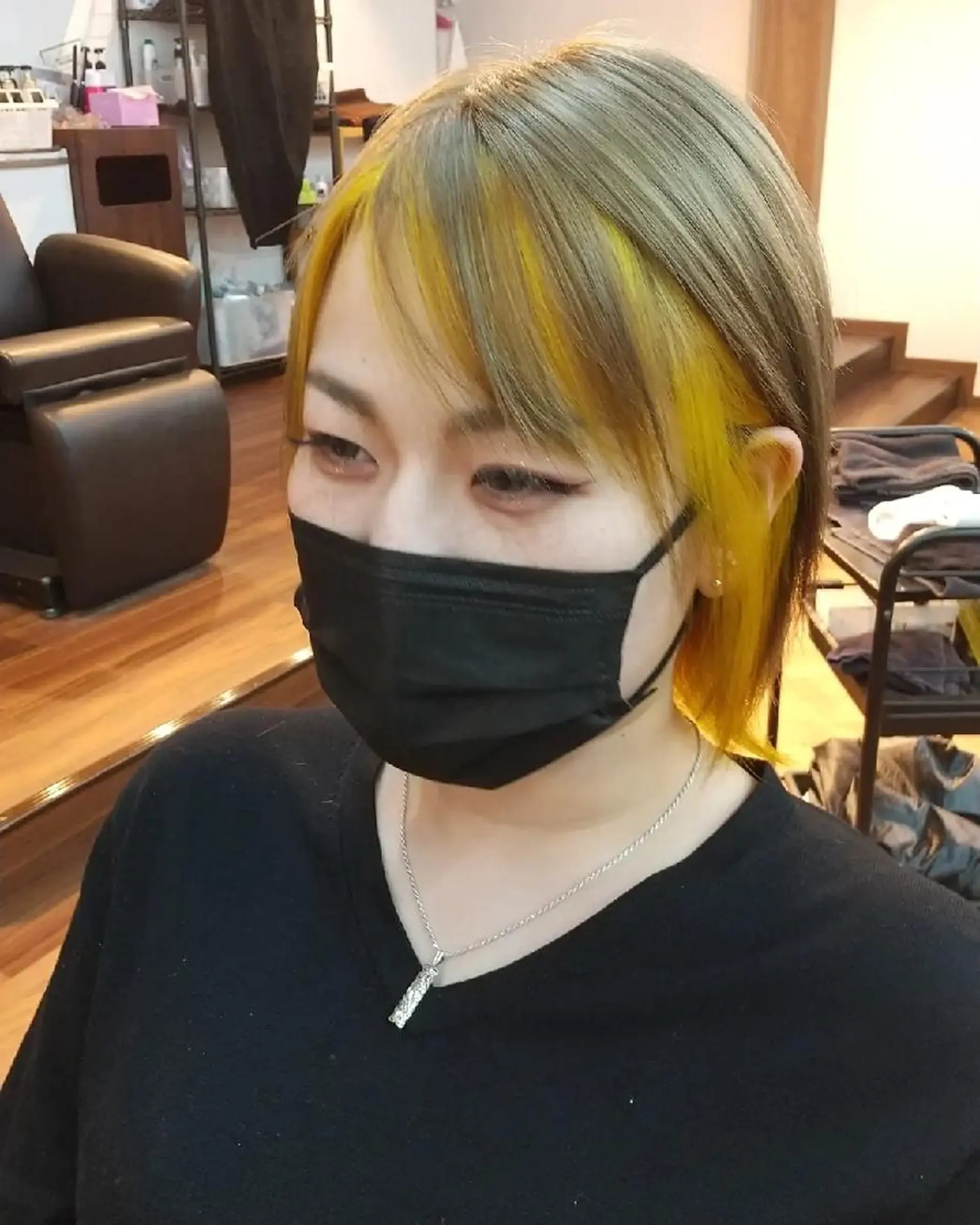 ショート イエローカラー 久村 奈菜のヘアスタイル