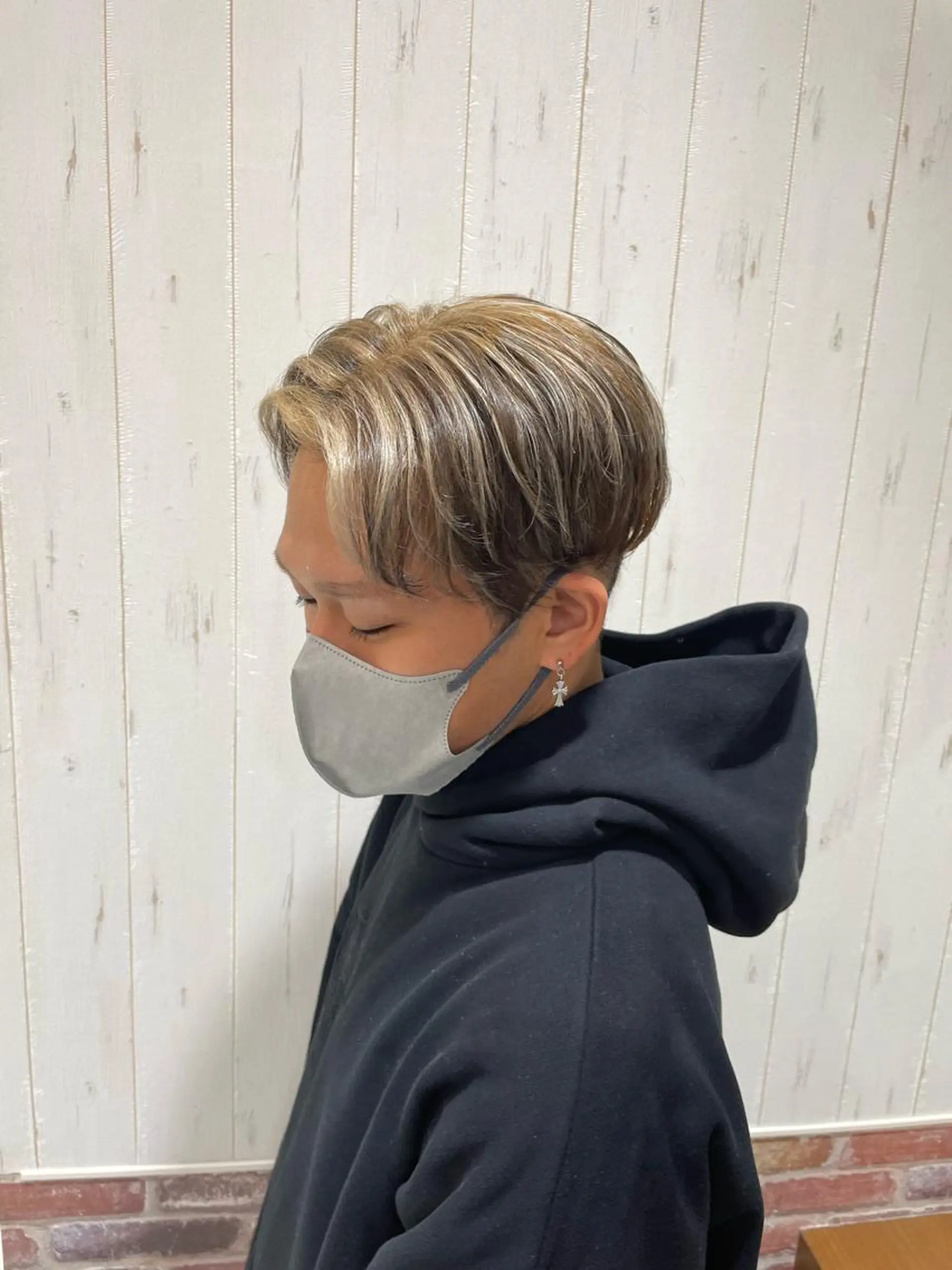 ショート カラー メンズ メンズバレイヤージュ メンズブリーチ メンズハイライト メンズインナーカラー アディクシーカラー カット ヘアカラー 中嶋 紘夢のヘアスタイル