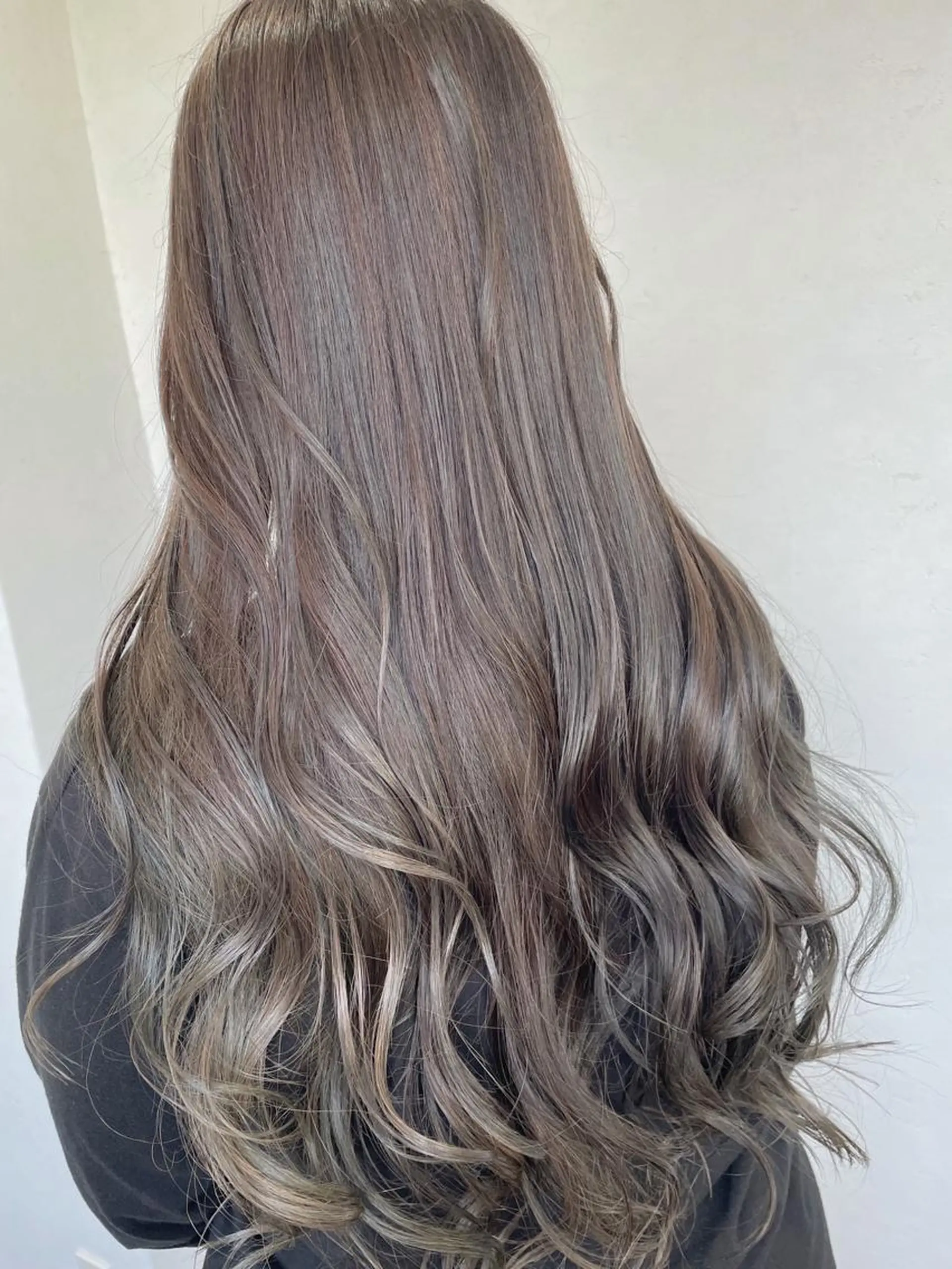 ロング カラー 塩崎 明菜のヘアスタイル