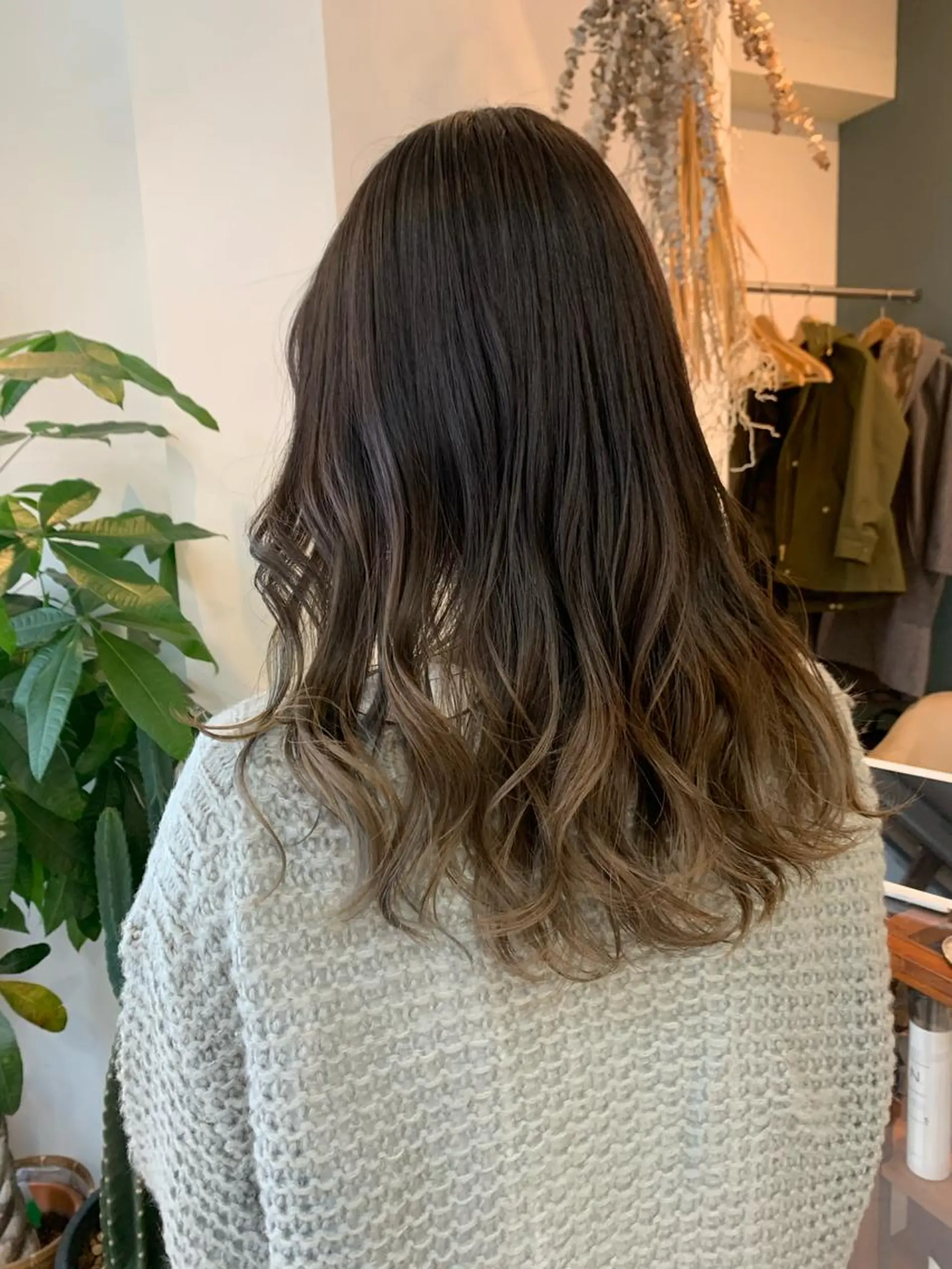 セミロング カラー ベージュカラー ブリーチ グラデーションカラー グレージュ オリーブグレージュ 中目黒🌼 🌼ハナのヘアスタイル