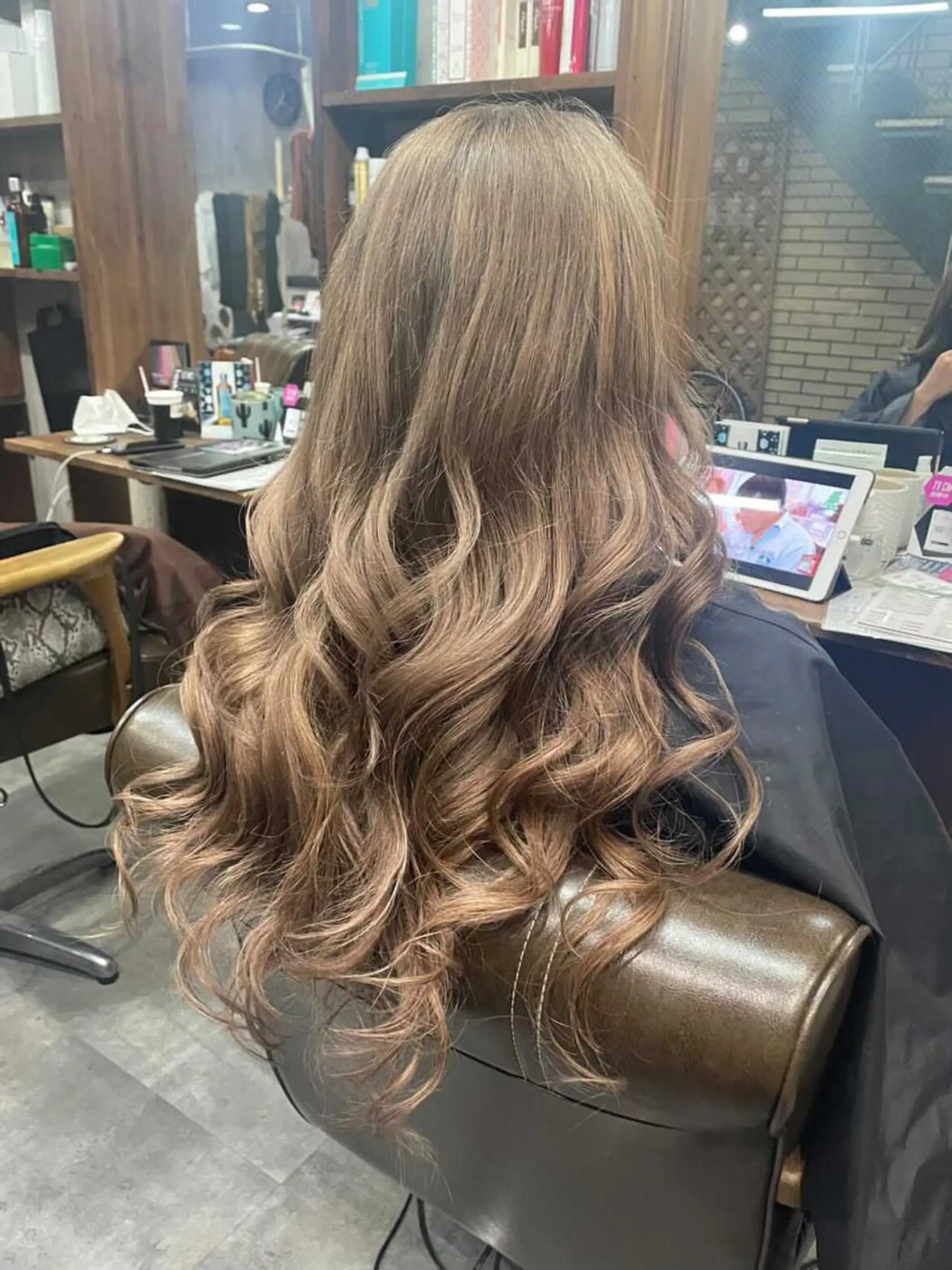 ロング カラー ヘアアレンジ シールエクステ ブリーチ 透明感カラー グレージュ ハイトーンカラー alpha. カラーエクステ下妻のヘアスタイル