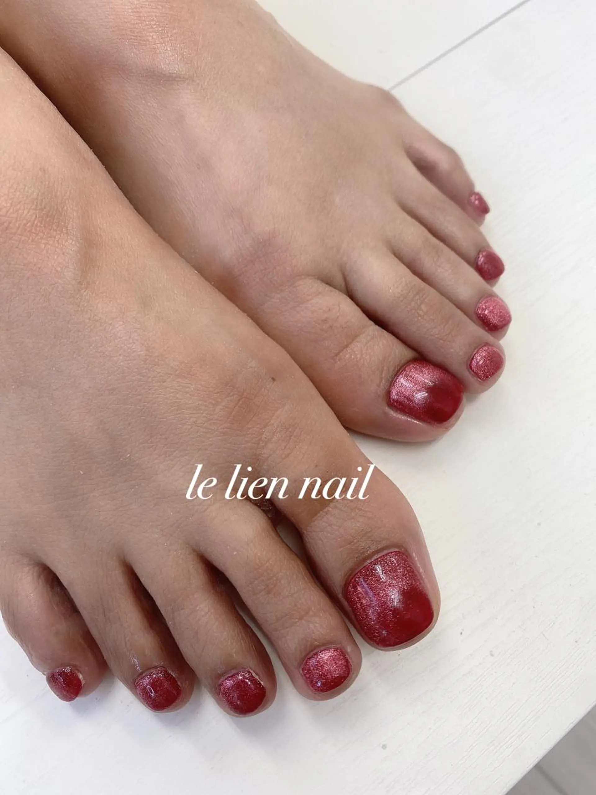 ネイル フットネイル マグネットネイル 赤色 フットネイル le lien nailのネイルデザイン