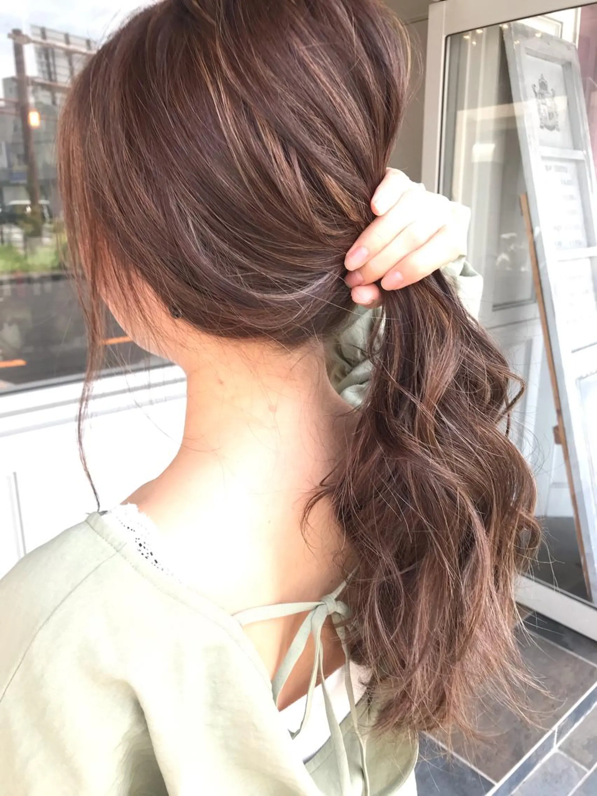 ロング カラー パーマ ヘアアレンジ お団子ヘア 切りっぱなしボブ バレイヤージュ デザインカラー グラデーションカラー Mariana/ 鶴原-ハイライトのヘアスタイル