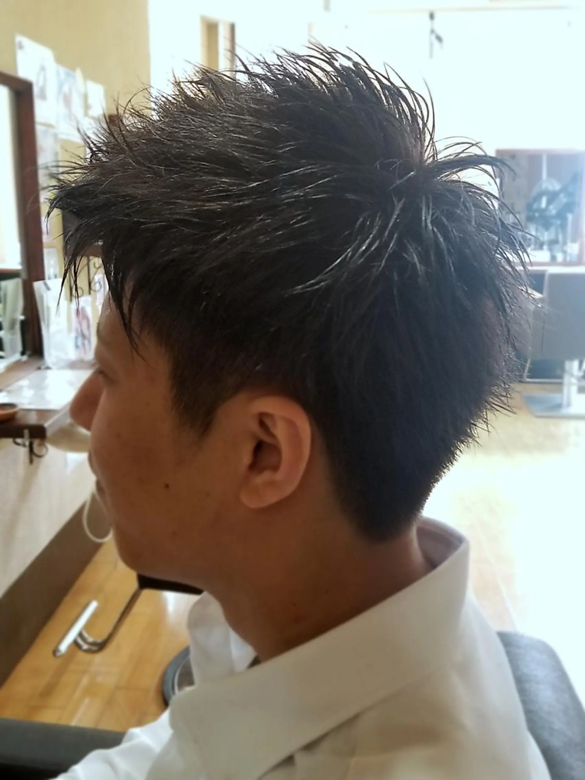 ショート メンズ カラー アップバング ツーブロック 刈り上げ ブルーカラー ブルージュ パピヨンロゼ中川 愛のヘアスタイル