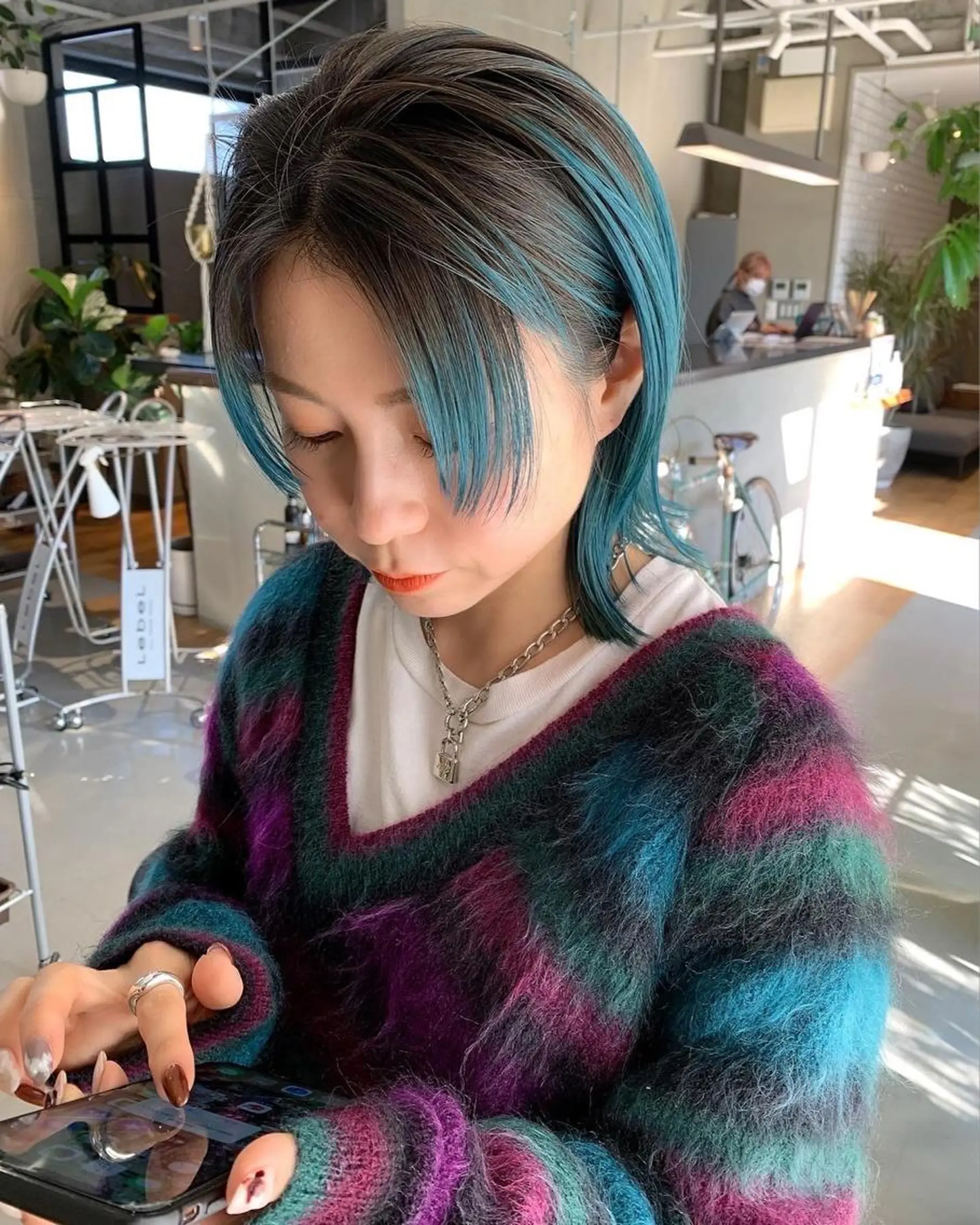 ミディアム カラー アカリ /ショートカットのヘアスタイル