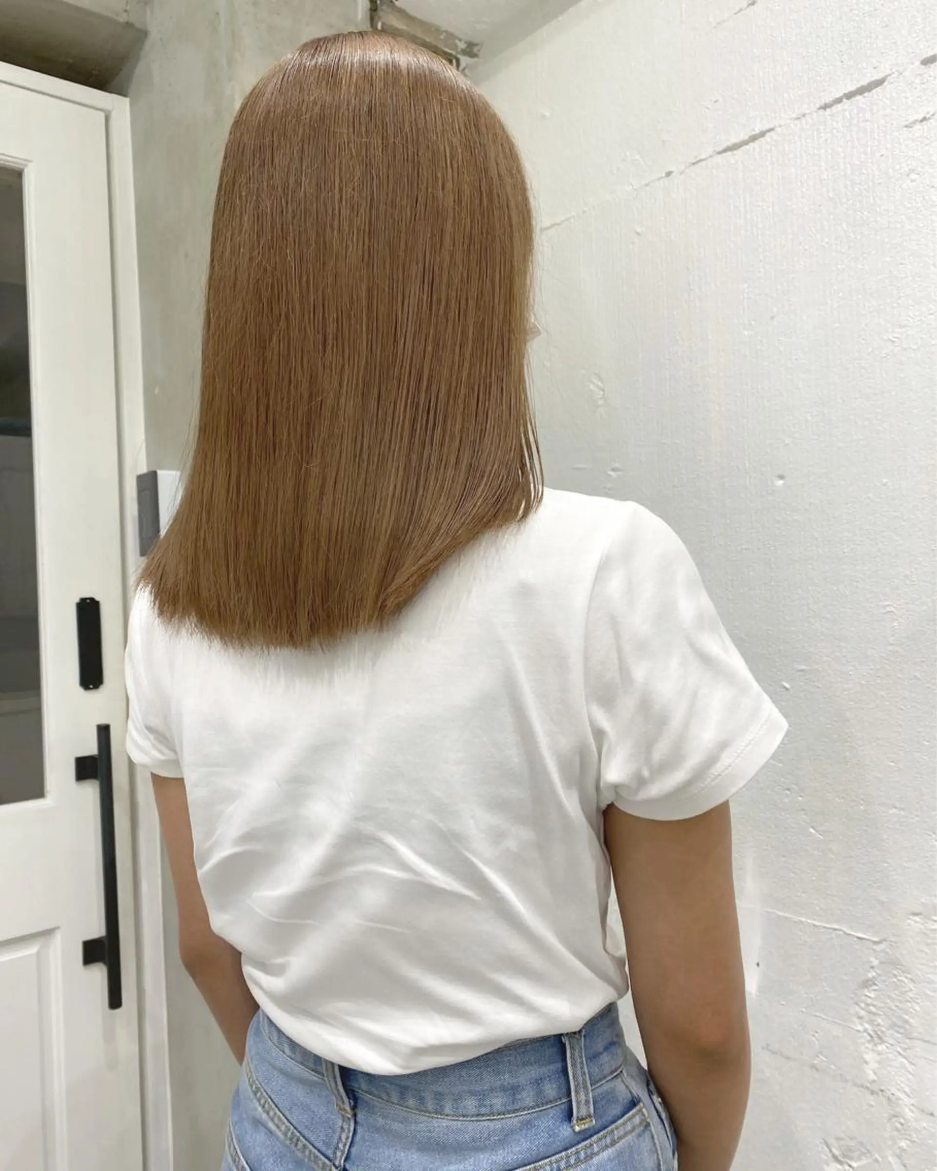 ミディアム カラー ヘアアレンジ 切りっぱなしボブ ミディアムパーマ アッシュ アッシュグレー バレイヤージュ 抜きっぱなしブロンド ササキカズマのヘアスタイル