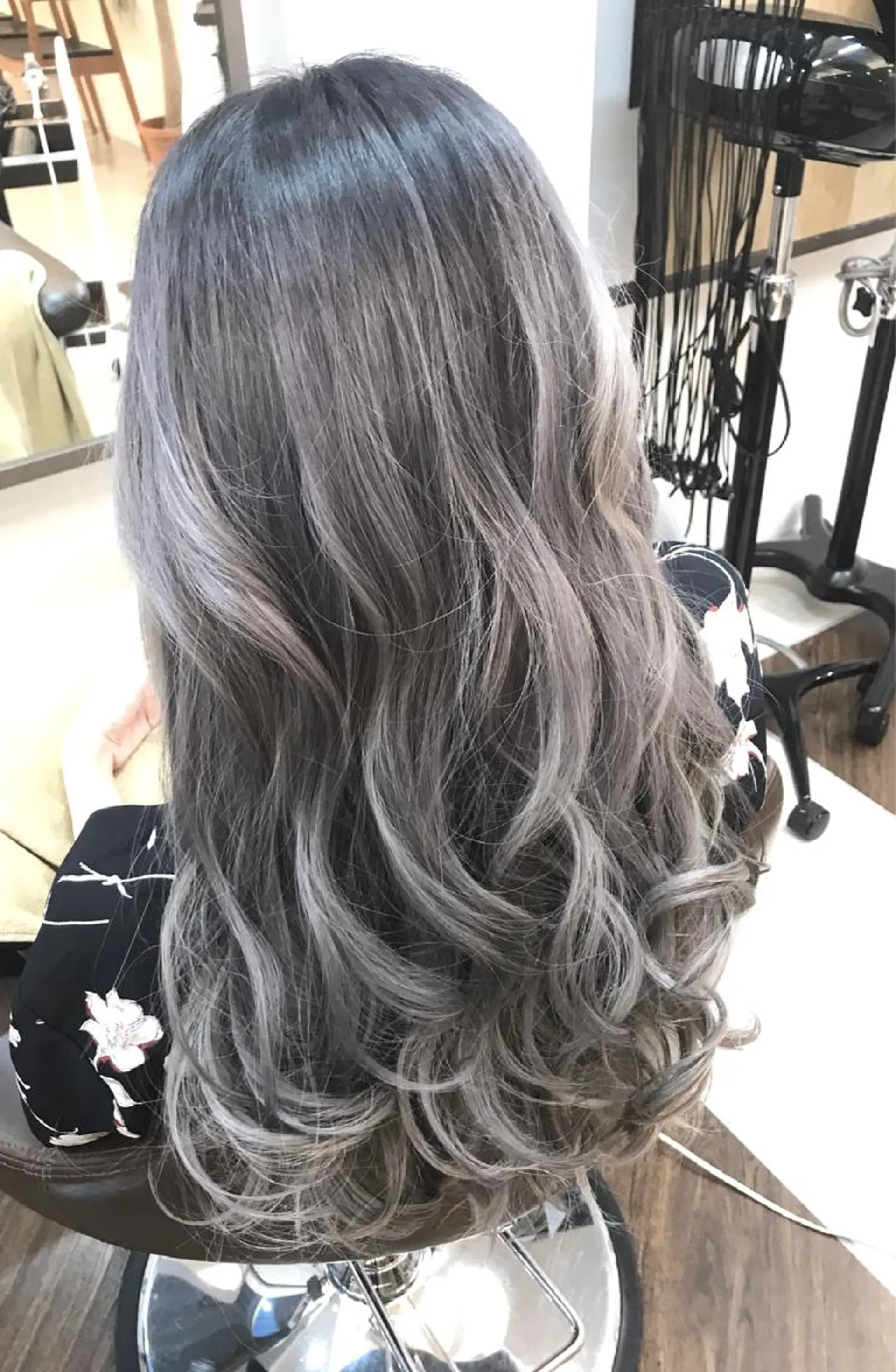 ロング カラー ヘアアレンジ アッシュ ブリーチ グラデーションカラー シルバー シルバーアッシュ APSEE メンズカラー特化のヘアスタイル