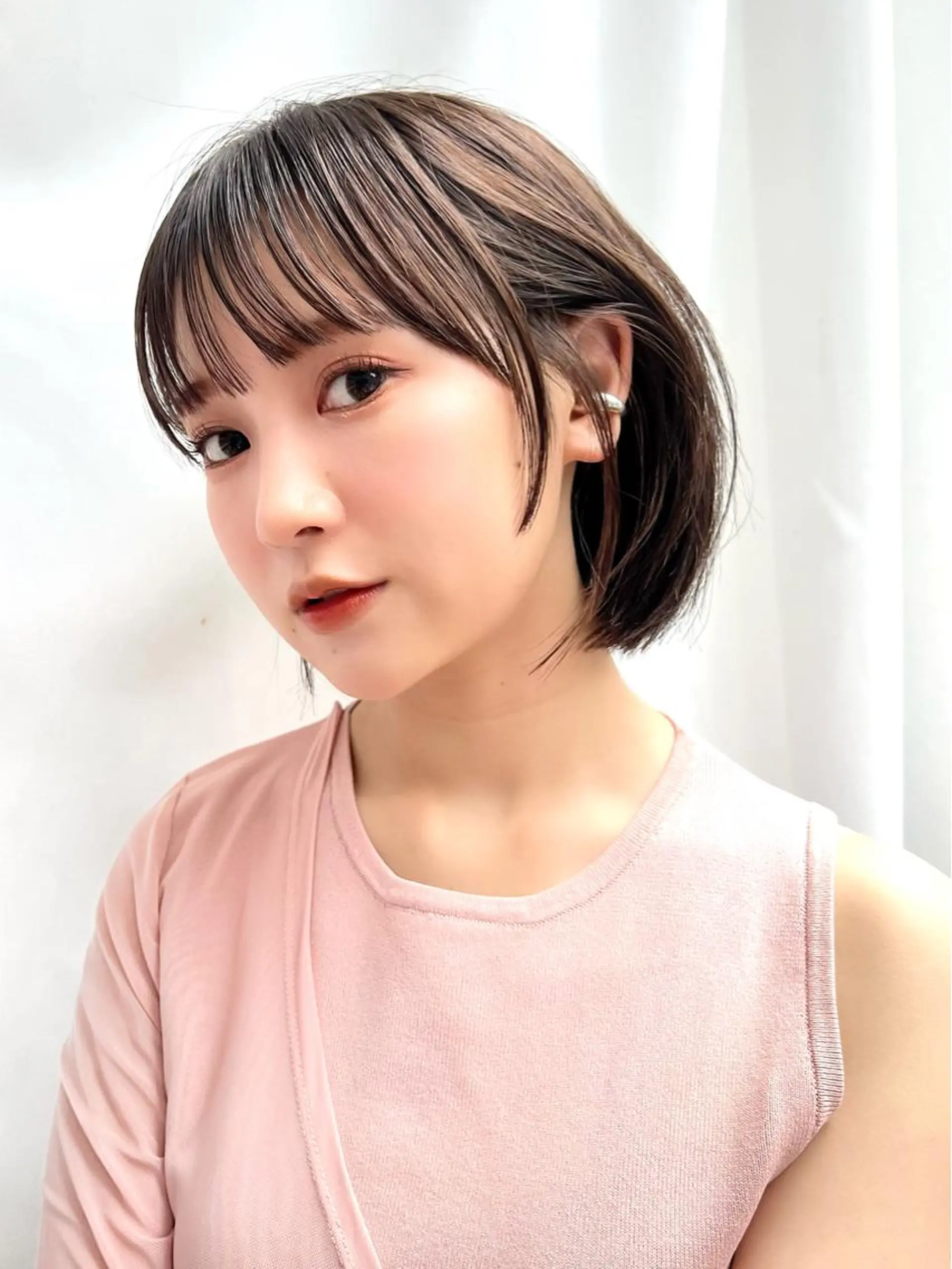 ショート カラー 切りっぱなしボブ 前下がりボブ ブリーチ グレージュ イルミナカラー カット ヘアカラー トリートメント ニュアンスレイヤー ハイトーンカラーのヘアスタイル