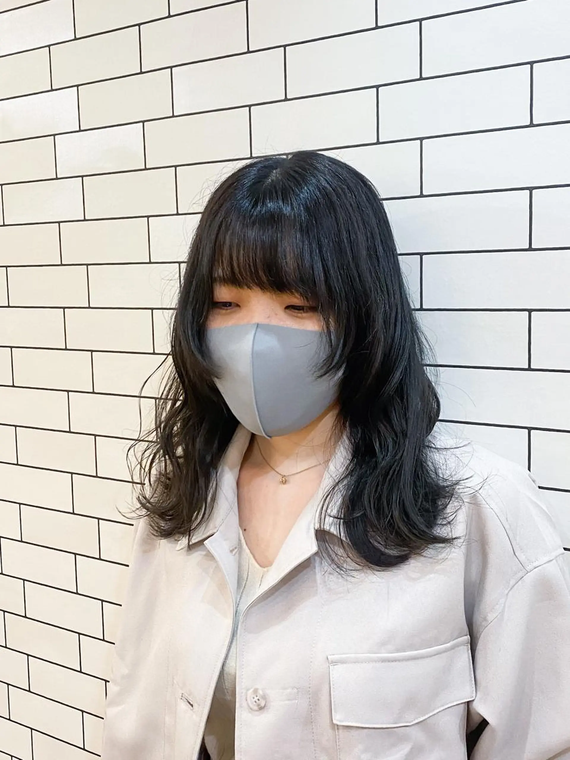 セミロング カラー シルバー ウルフカット カット ヘアカラー トリートメント オーストヘアージジ所属・TAI透明カラー 柔らかい縮毛矯正のヘアスタイル