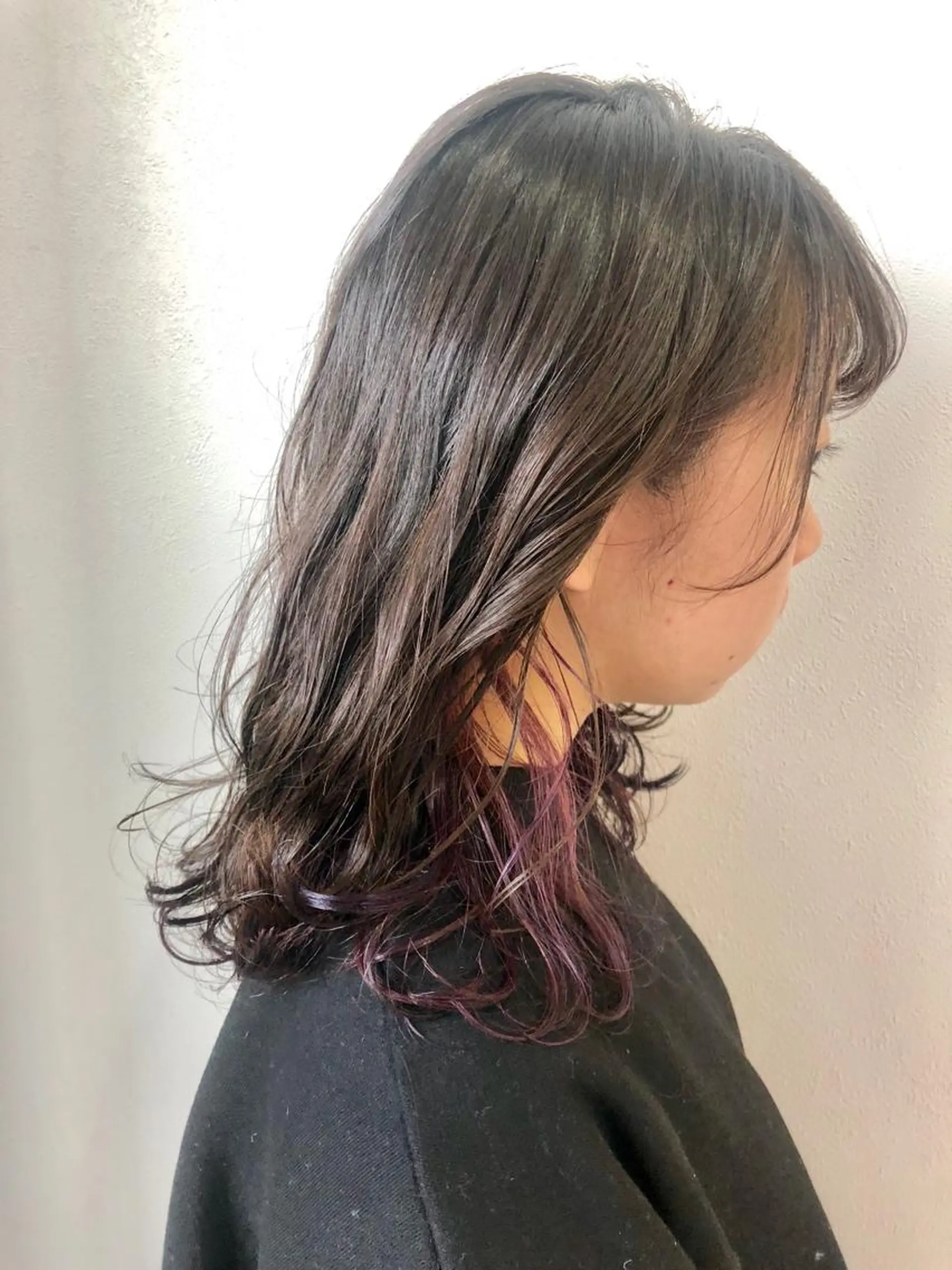 ミディアム カラー インナーカラー ピンクカラー 岩田 萌那のヘアスタイル