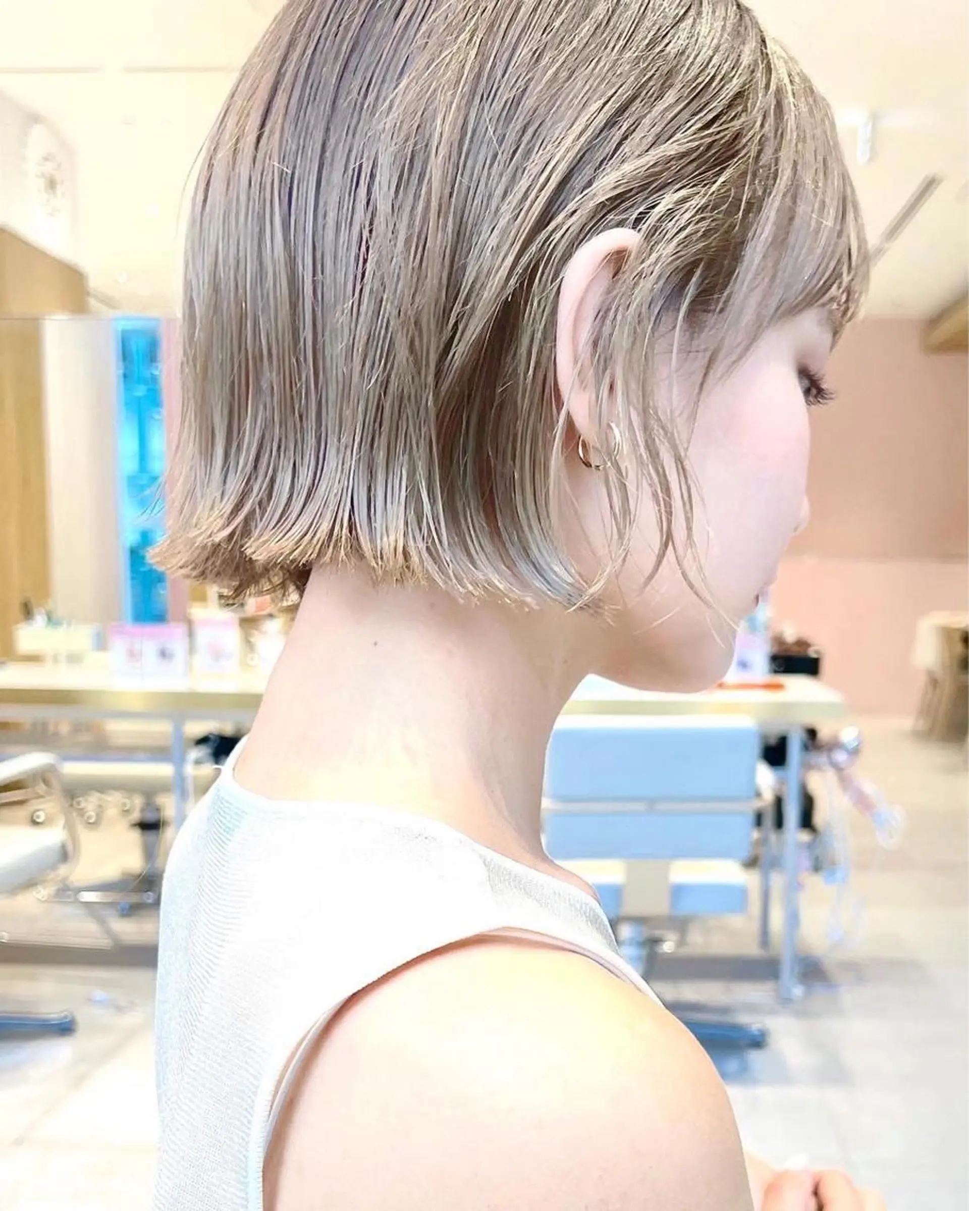 ショート カラー 切りっぱなしボブ 前下がりボブ ブリーチ グレージュ ボブ カット ヘアカラー トリートメント ニュアンスレイヤー ハイトーンカラーのヘアスタイル