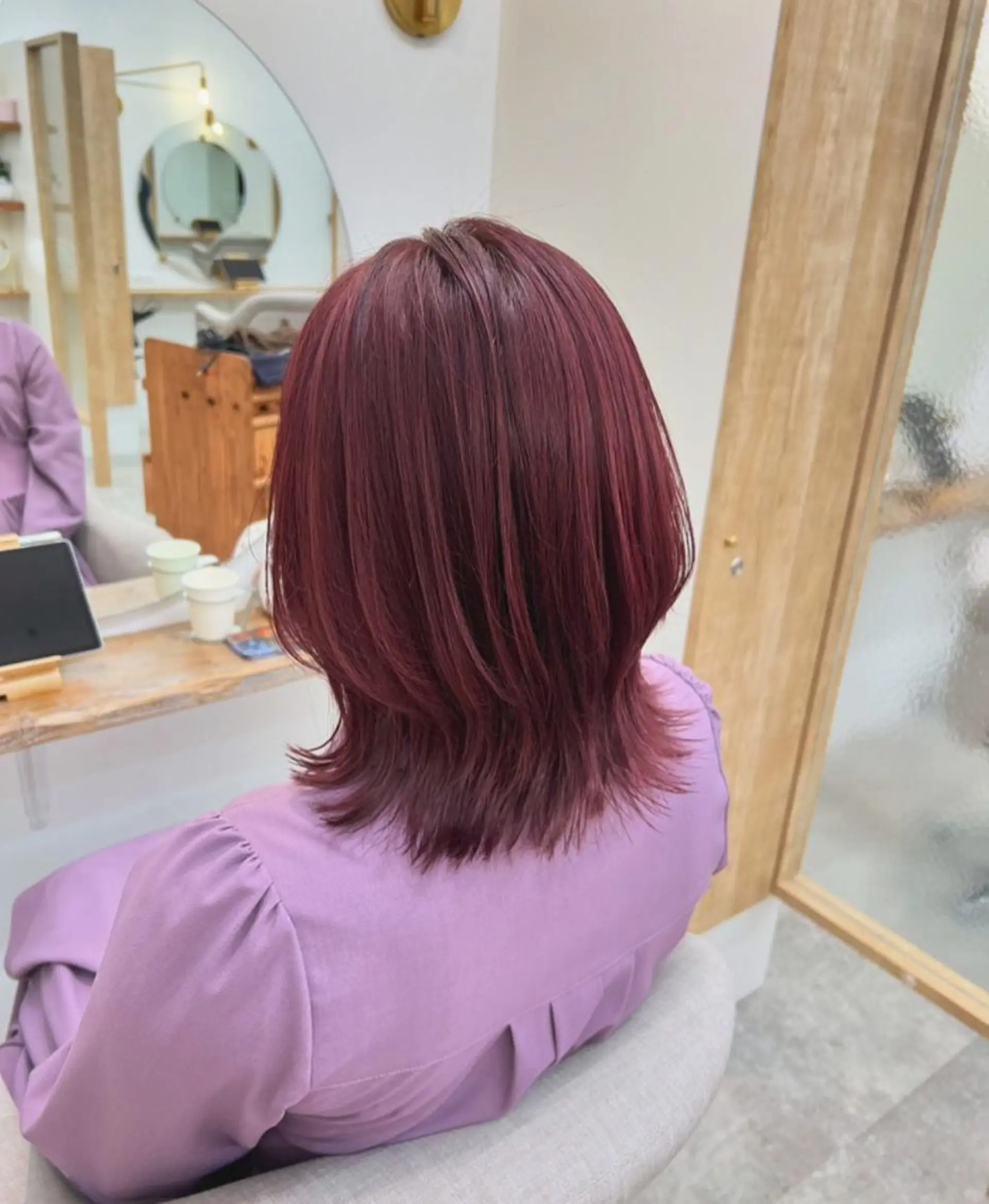 セミロング カラー ブリーチ ボルドーカラー Seina セイナのヘアスタイル
