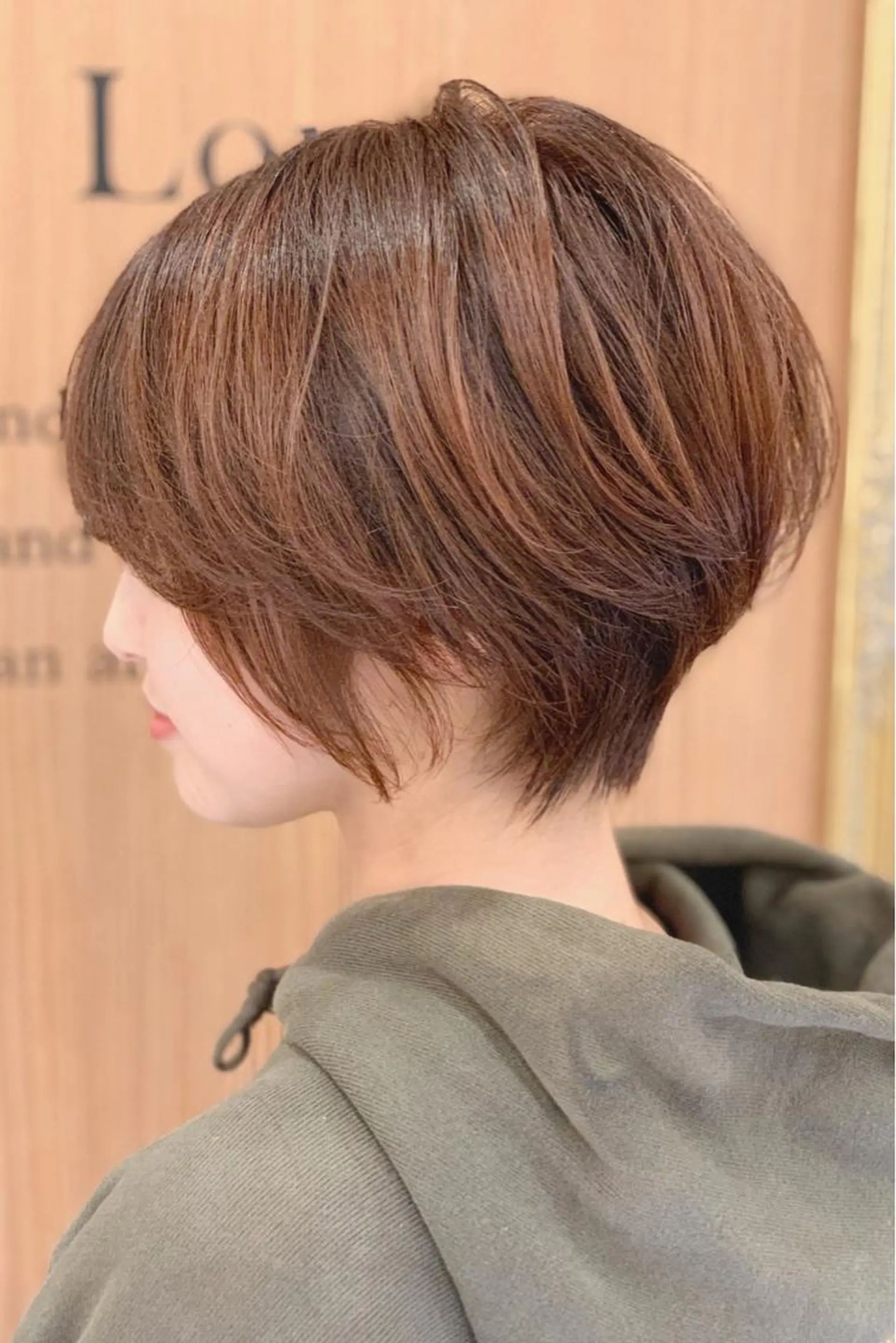 ショート 切りっぱなしボブ 前下がりボブ 丸みショート ボブ 伸ばしかけ Lond enikaのヘアスタイル